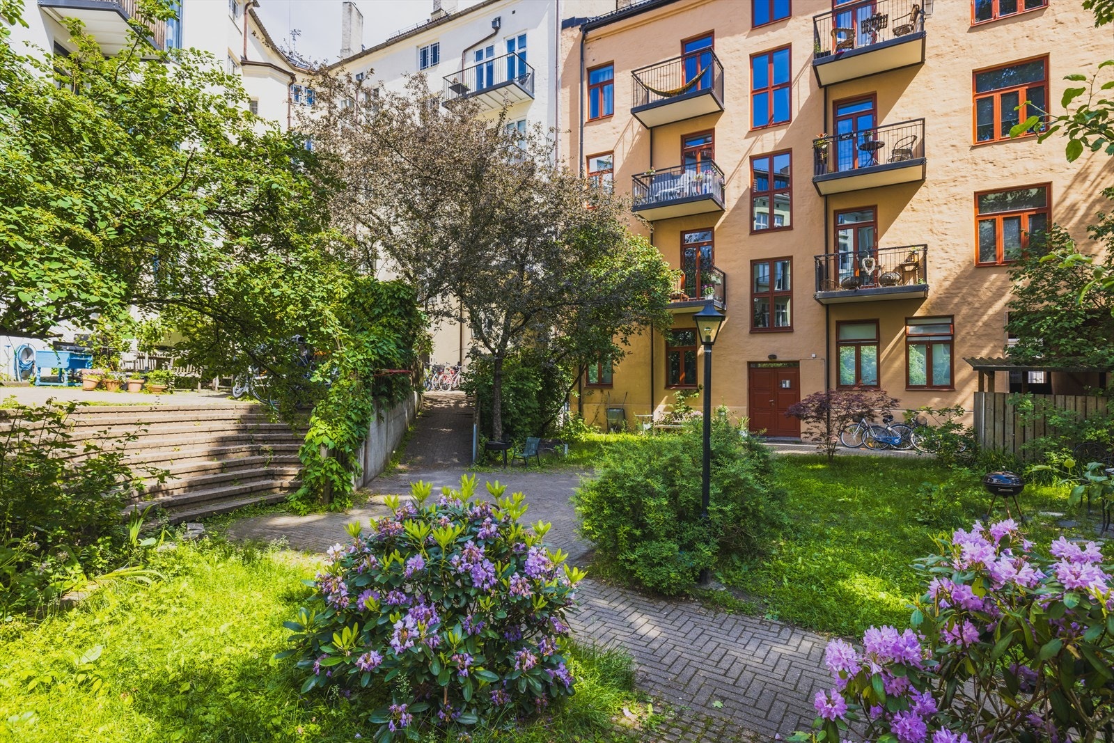 Leiligheten ligger fint til i 2. etg. og er omkranset med vakre, klassiske bygårder og har adkomst via skjermet og pent opparbeidet bakgård Galleribilde