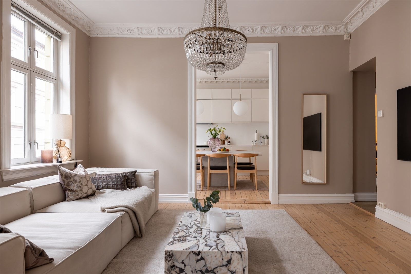 Stuen er også et lyst og flott rom med god plass til sofagruppe med tilhørende møblement. Stuen har rosett og stukkatur i himling samt originale, slipte tregulv. Galleribilde