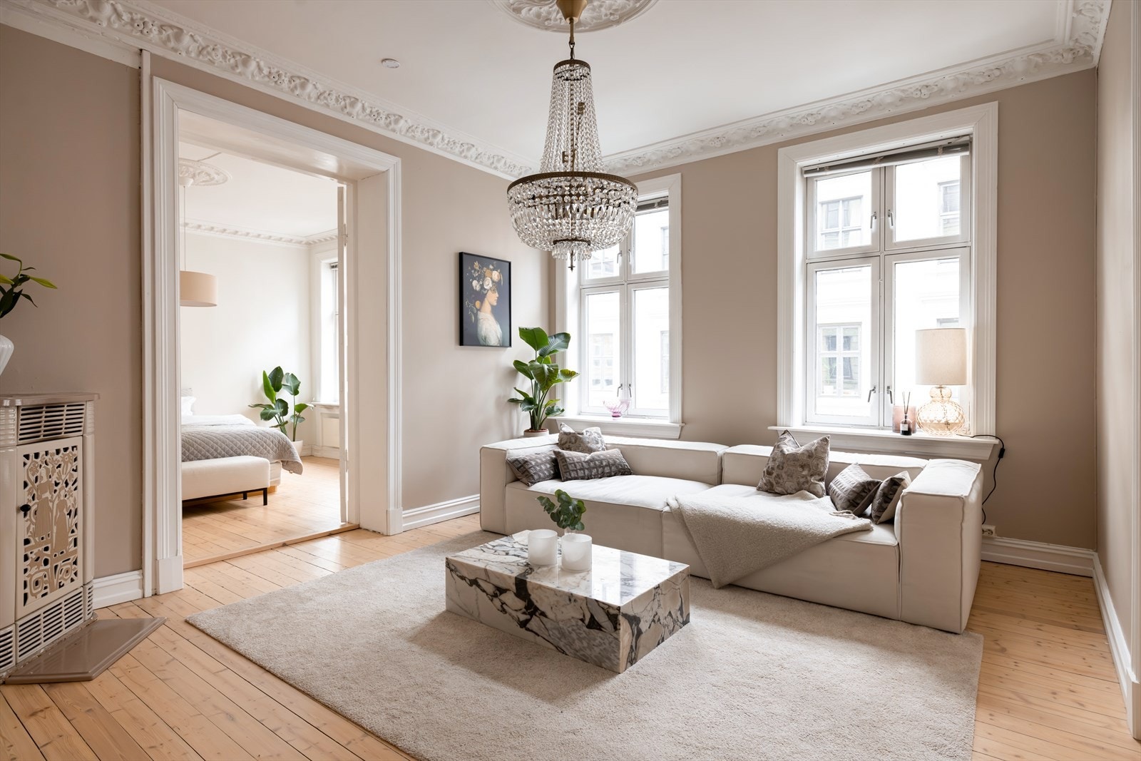 Boligen har i tillegg til å være gjennomgående, 3 store rom på rad og mange og store vindusflater som gir denne leiligheten et usedvanlig godt lysinnfall. Galleribilde