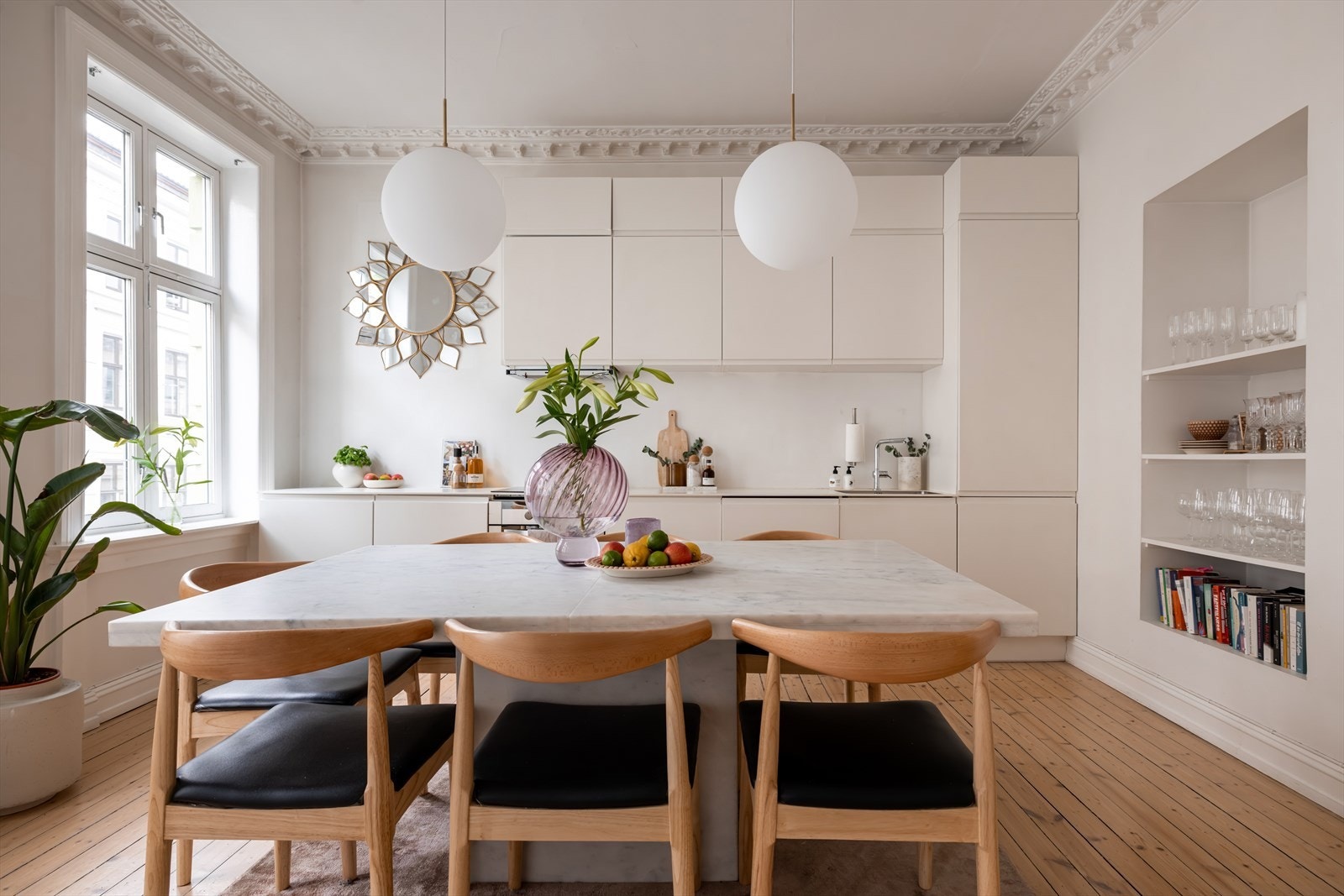 Integrerte hvitevarer som kjøl-/frys, oppvaskmaskin, stekeovn, induksjonskoketopp og mekanisk avtrekk fra ventilator. Også her finner du klassiske detaljer som rosett og stukkatur og originale, slipte tregulv. Galleribilde