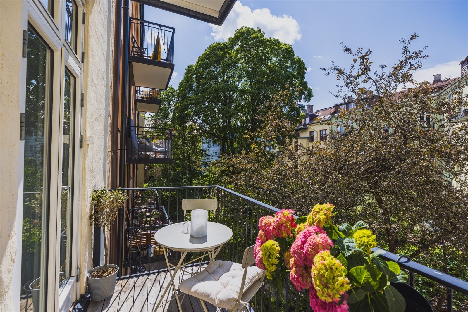 Herlig balkong på 4,5 kvm som vender inn mot borettslagets hyggelige gårdsrom. Balkongen har god plass til sittegruppe og er et nydelig sted å trekke seg tilbake på på varme sommerdager Galleribilde