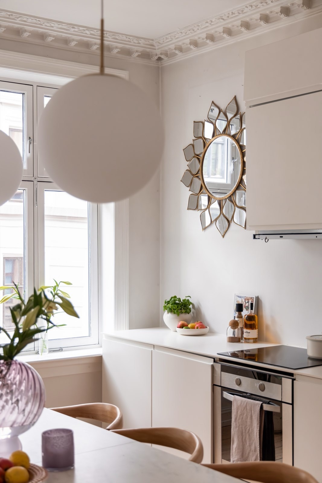 Stilren moderne innredning fra HTH med hvite, slette fronter og benkeplate hel lengde i kompaktlaminat Galleribilde