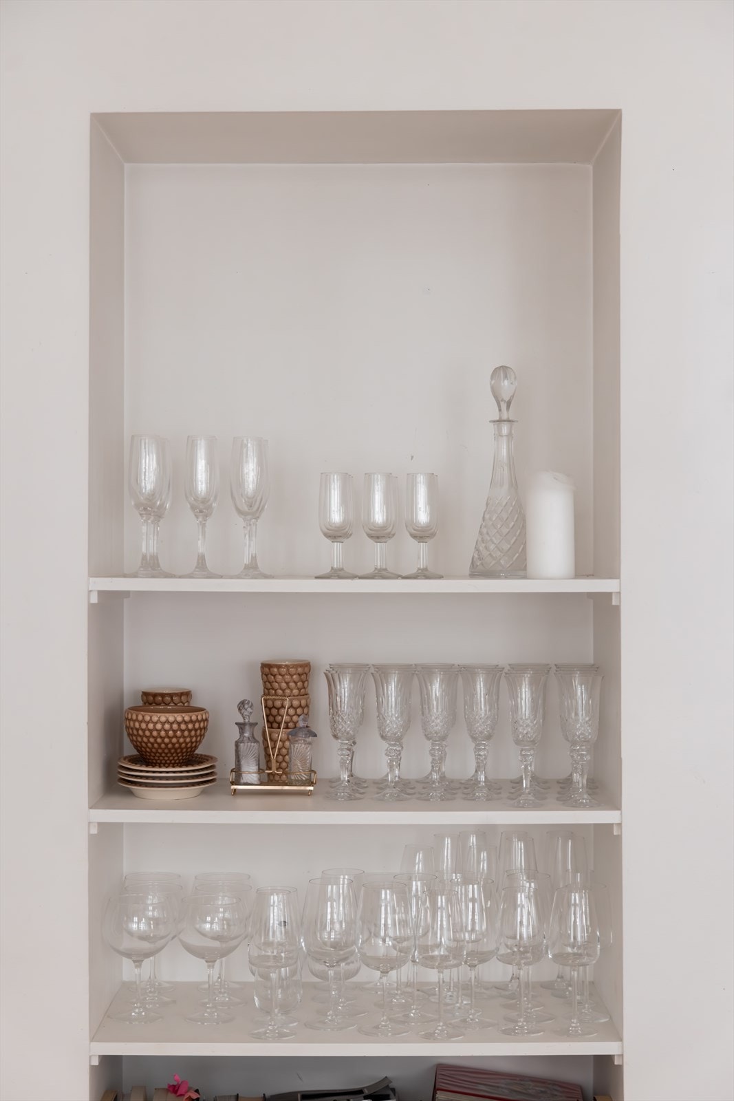 Lekker, plassbygget hylle med plass til servise eller andre kjøkkenartikler Galleribilde