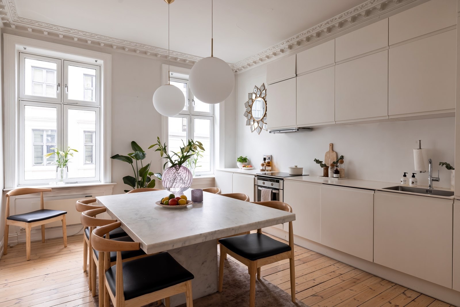 Fantastisk flott spisekjøkken med to store vindusposter som gir herlig lysinnfall i rommet. Dette rommet er et flott sosialt rom med plass til mange rundt bordet! Galleribilde