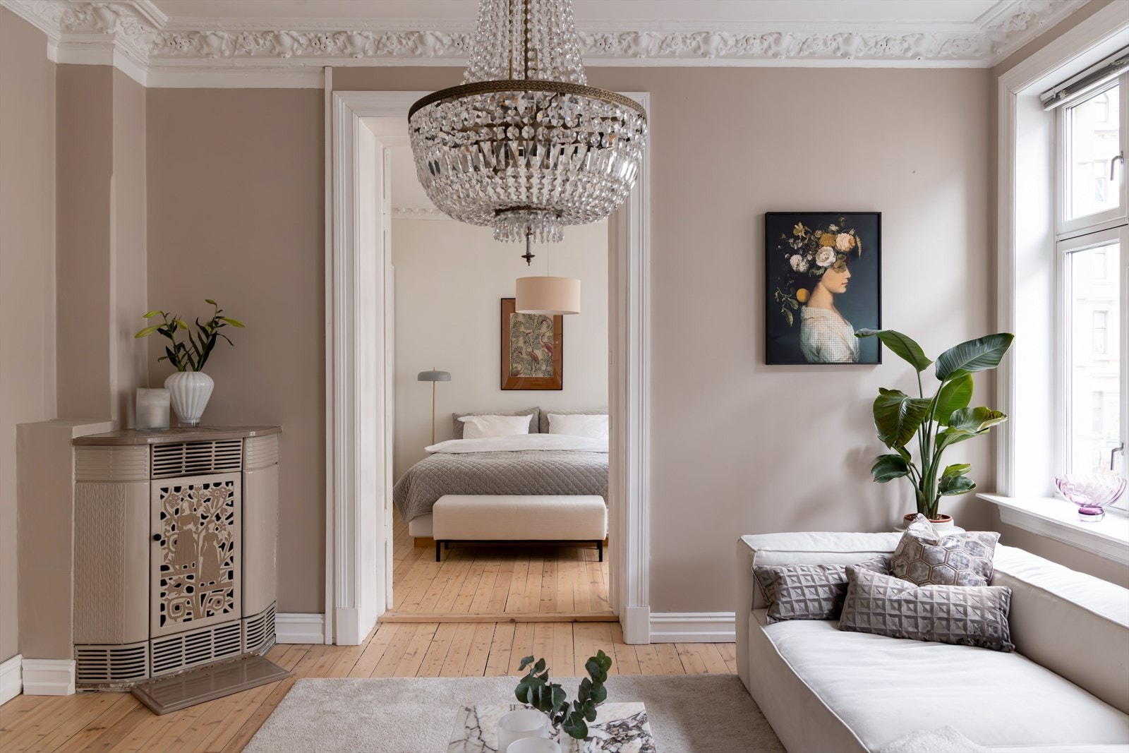 En særdeles vakker leilighet med store, luftige rom! En flott hjørnestilt vedkamin gir lun varme på kalde vinterdager. Galleribilde