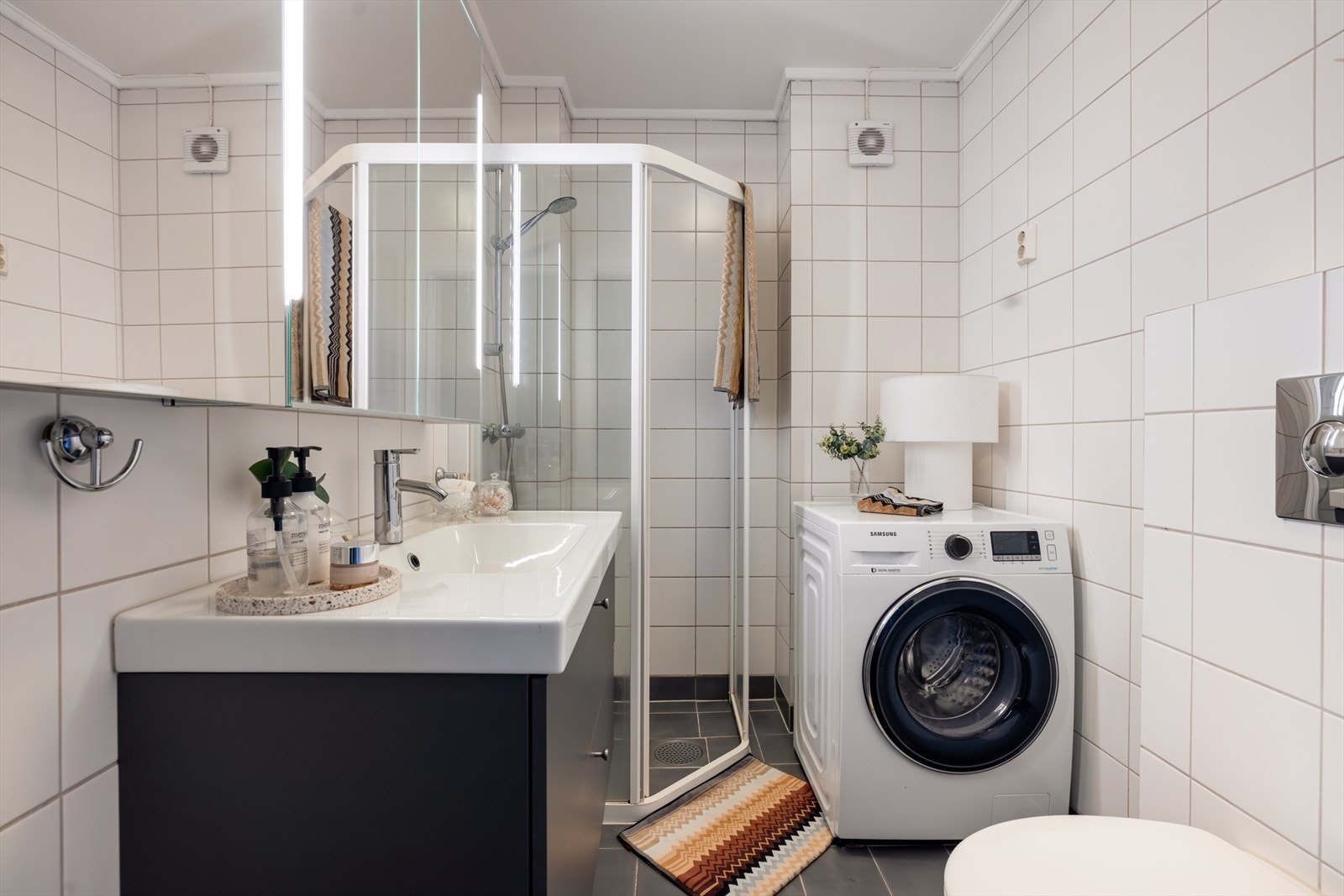 Pent, flislagt baderom fra 2005 med varmekabler i gulv Galleribilde