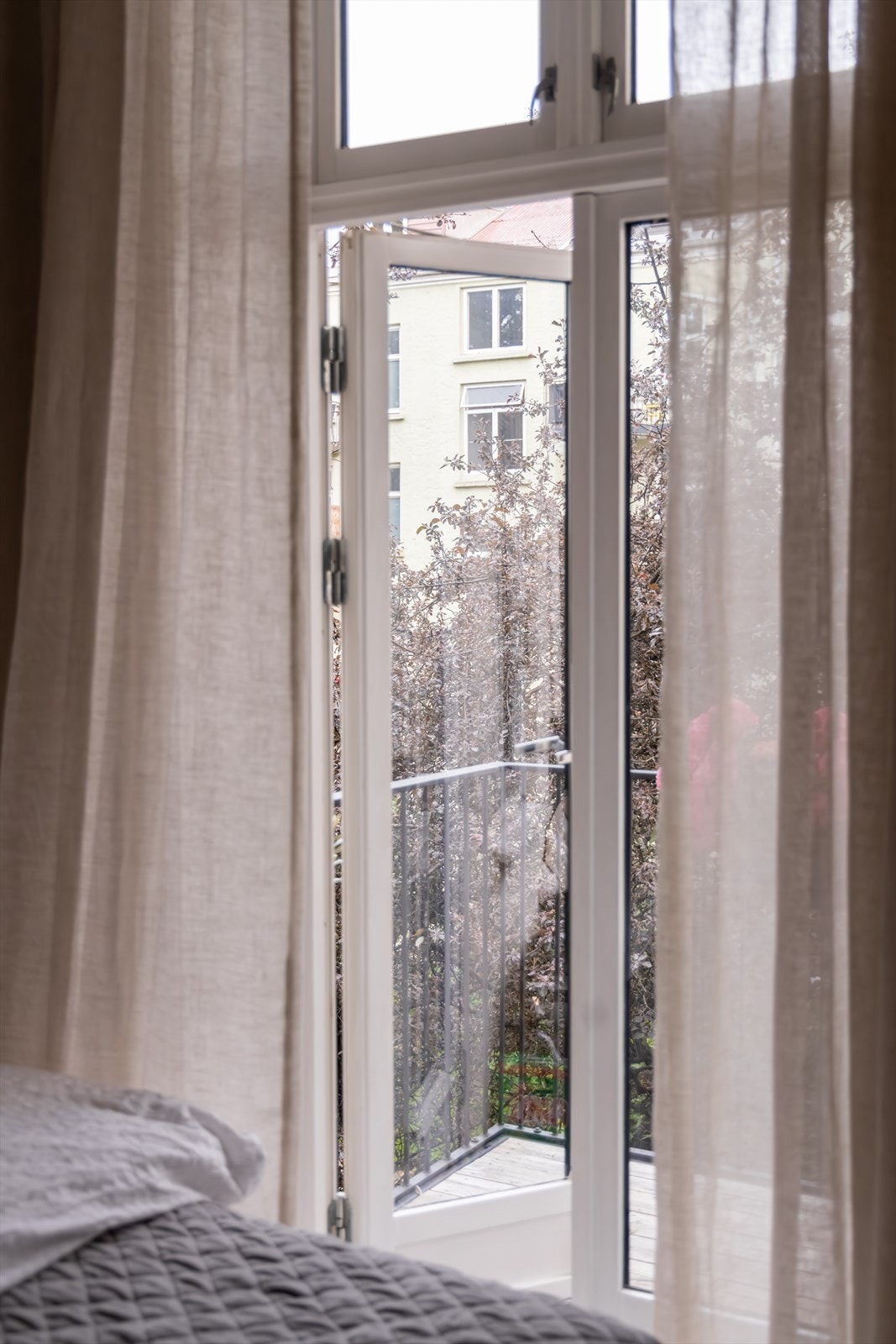 Hovedsoverom er et luftig og godt rom som vender inn mot stille bakgård Galleribilde