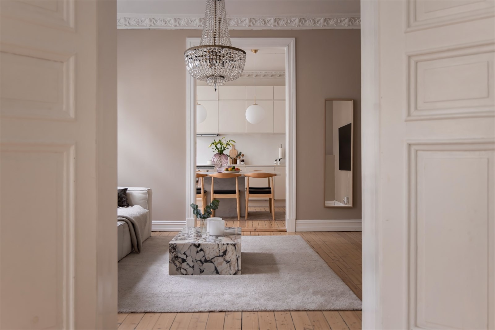 Vakre, doble fløydører deler av rommet mot stuen og for øvrig finner du rosett og stukkatur i himling samt originale tregulv Galleribilde