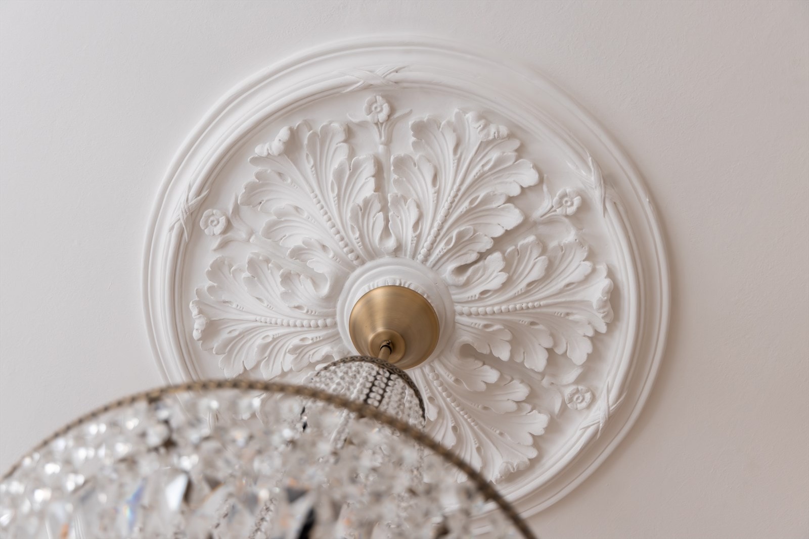 Leiligheten har klassiske elementer som rosetter, stukkaturer, doble fløydører samt store vindusposter og generøs takhøyde! Galleribilde