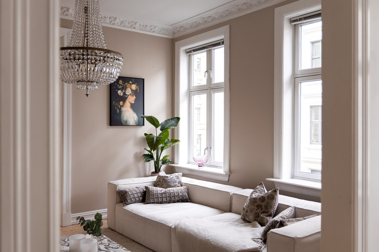 Leiligheten er videre en svært godt vedlikeholdt bolig hvor de klassiske elementene er ivaretatt med nøyaktighet. Galleribilde