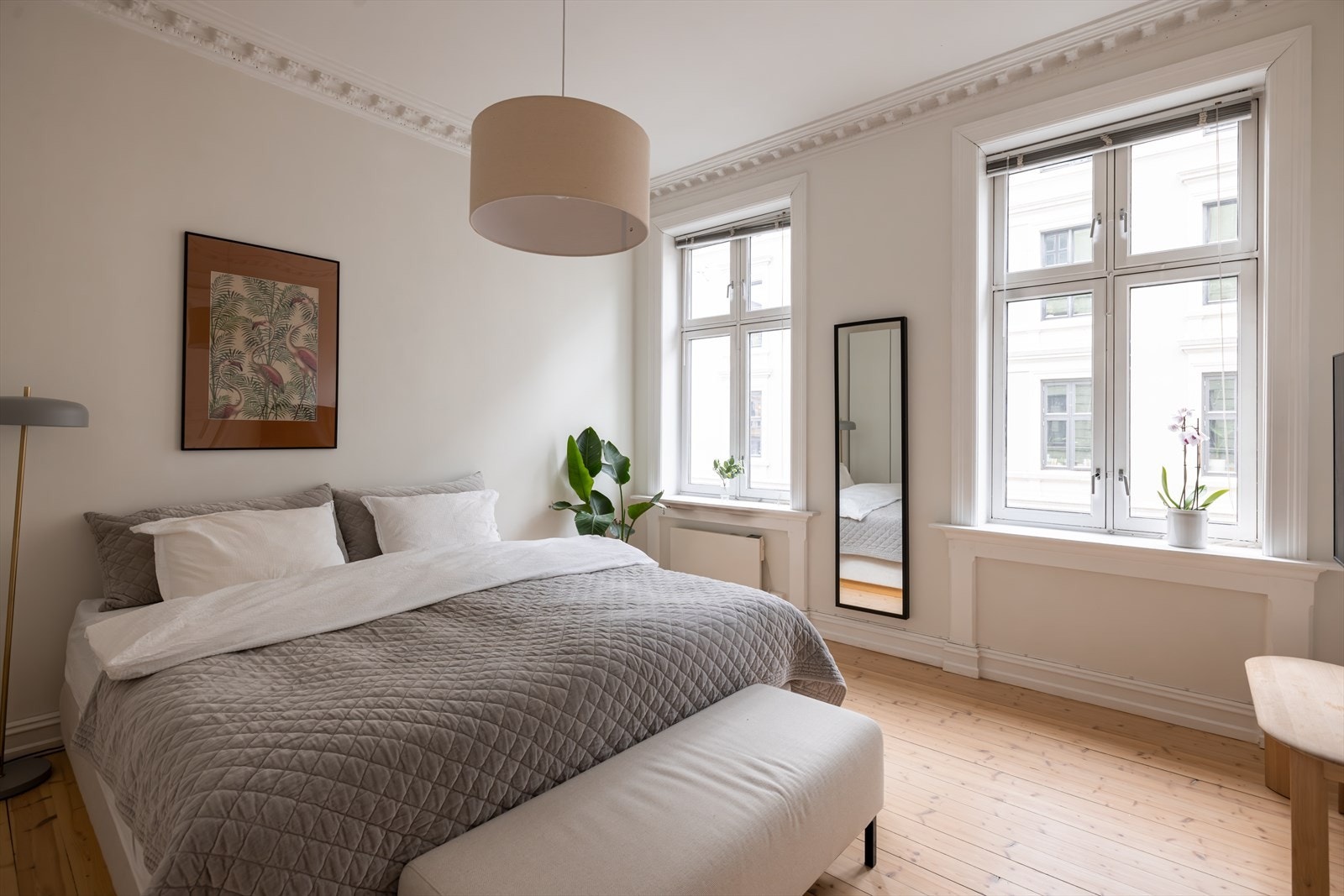 Soverom 2/Stue 2: Dette er et svært romslig rom som i dag benyttes som soverom 2 eller gjesterom/stue Galleribilde