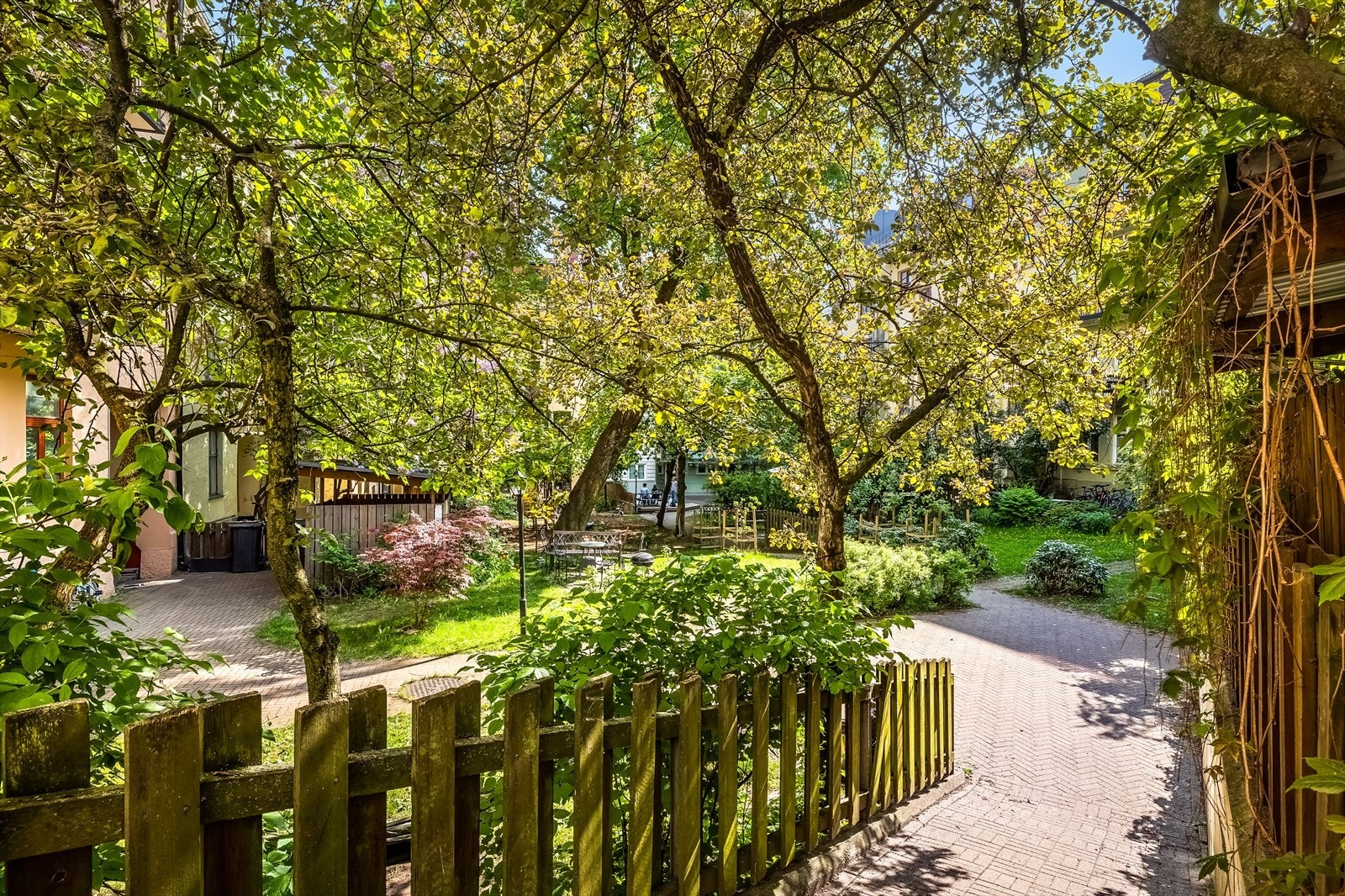 Fra borettslagets bakgård er det adkomst til en stort og meget pent opparbeidet kvartalsbakgård Galleribilde