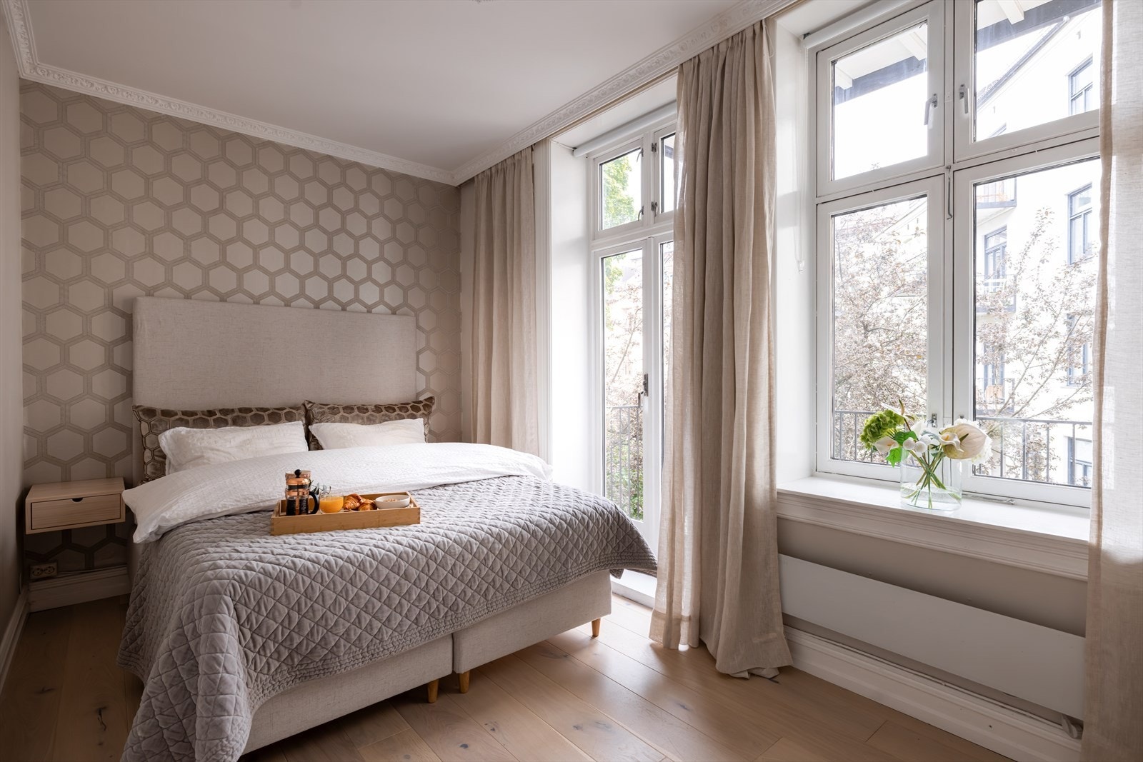 Nydelig hovedsoverom med plass til dobbeltseng. Fra dette soverommet er det adkomst til leilighetens fantastiske balkong. Galleribilde