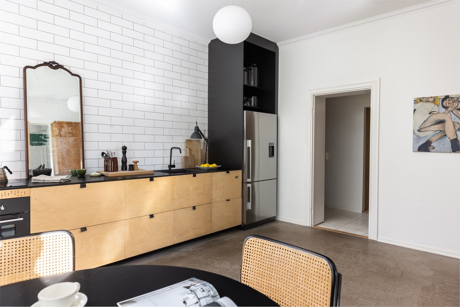 Kjøkkenet kan by på rikelig med oppbevaringsplass og integrert induksjon platetopp, stekeovn og oppvaskmaskin (skuff). Galleribilde