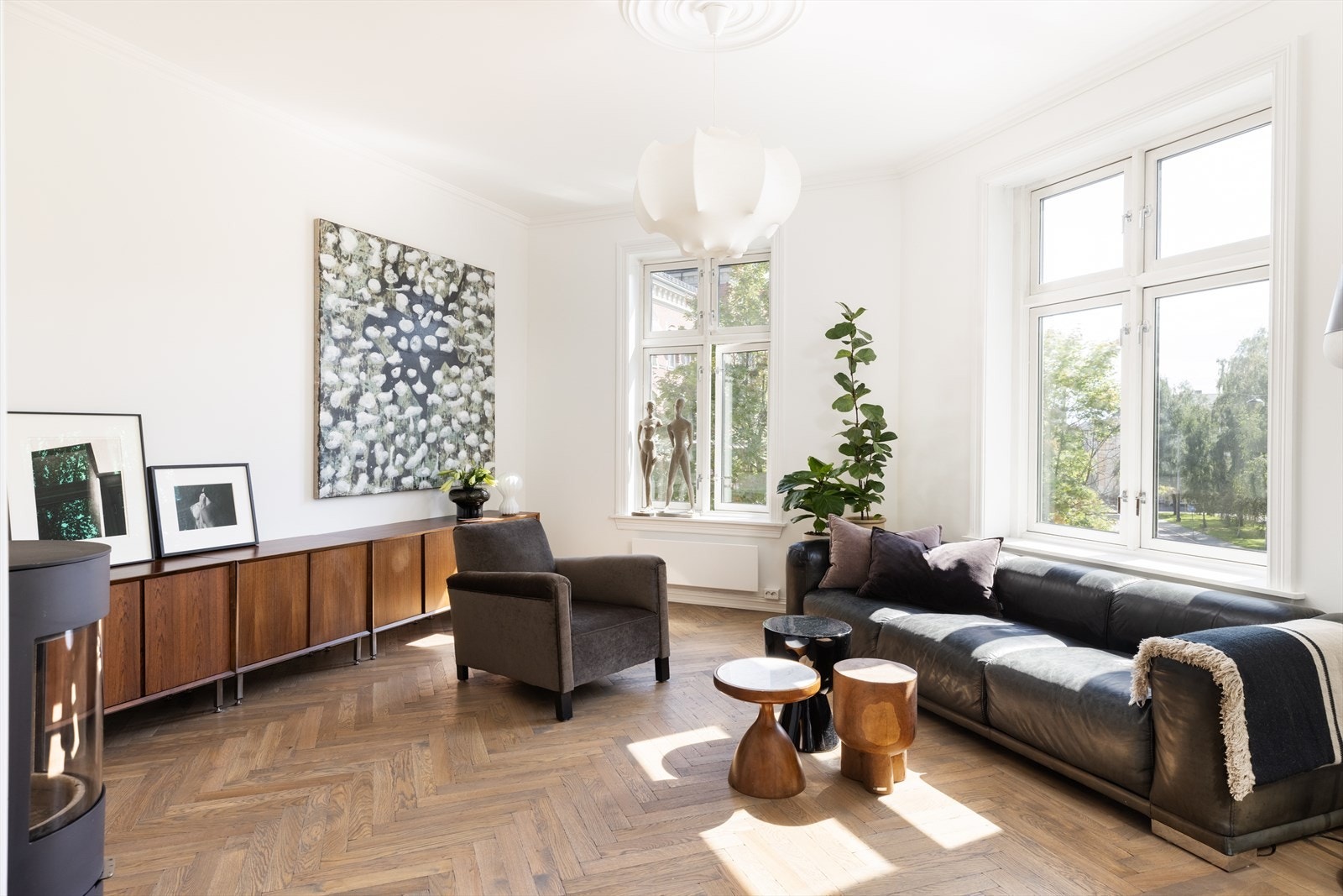 Nydelig hjørnestue med tre vinduer på rekke og et fantastisk lys, også her er det frodig utsyn så langt øyet kan se. Galleribilde