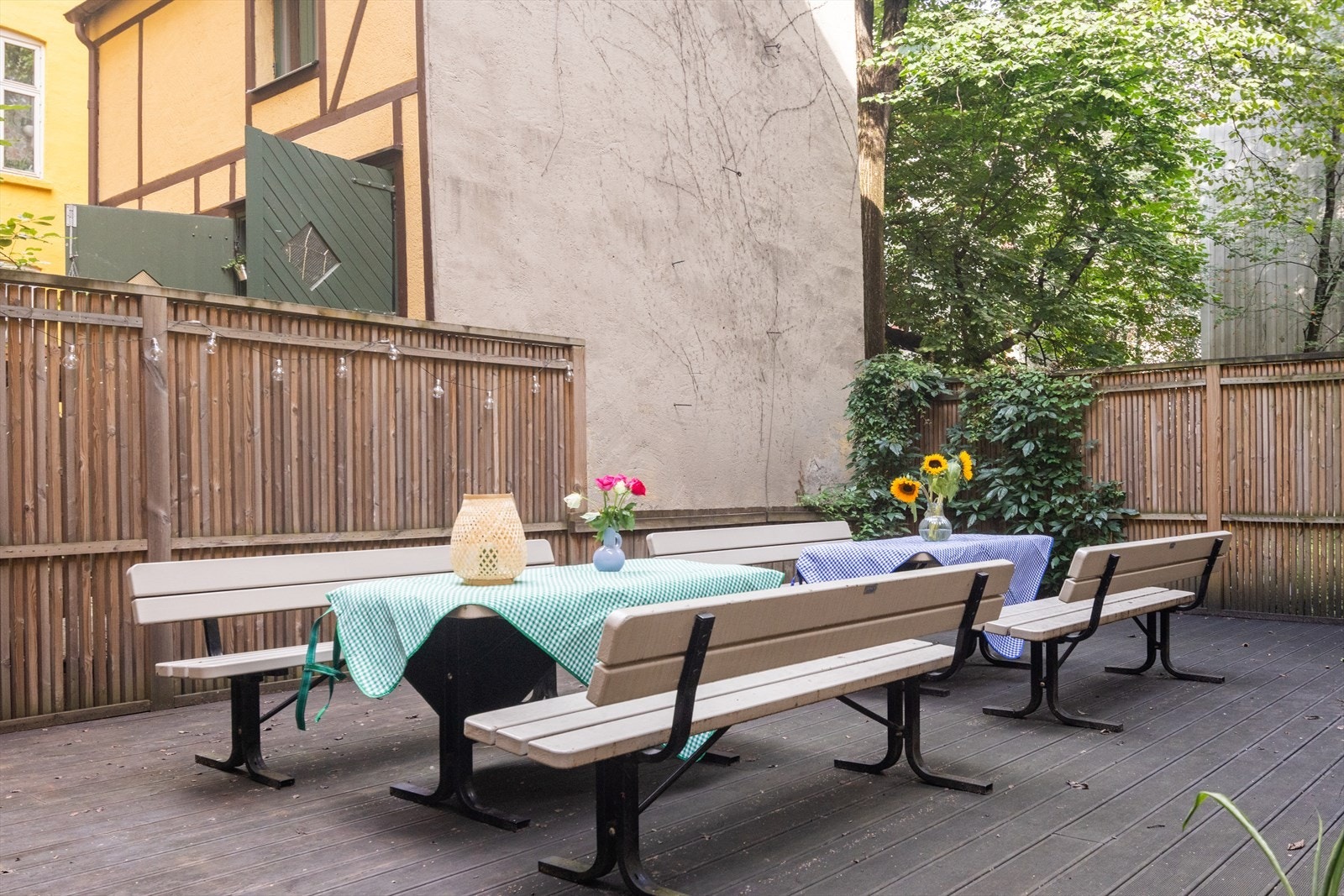 Borettslaget har en hyggelig bakgård med sittegrupper og beplantning. Det er også sykkelparkering i bakgården. Galleribilde