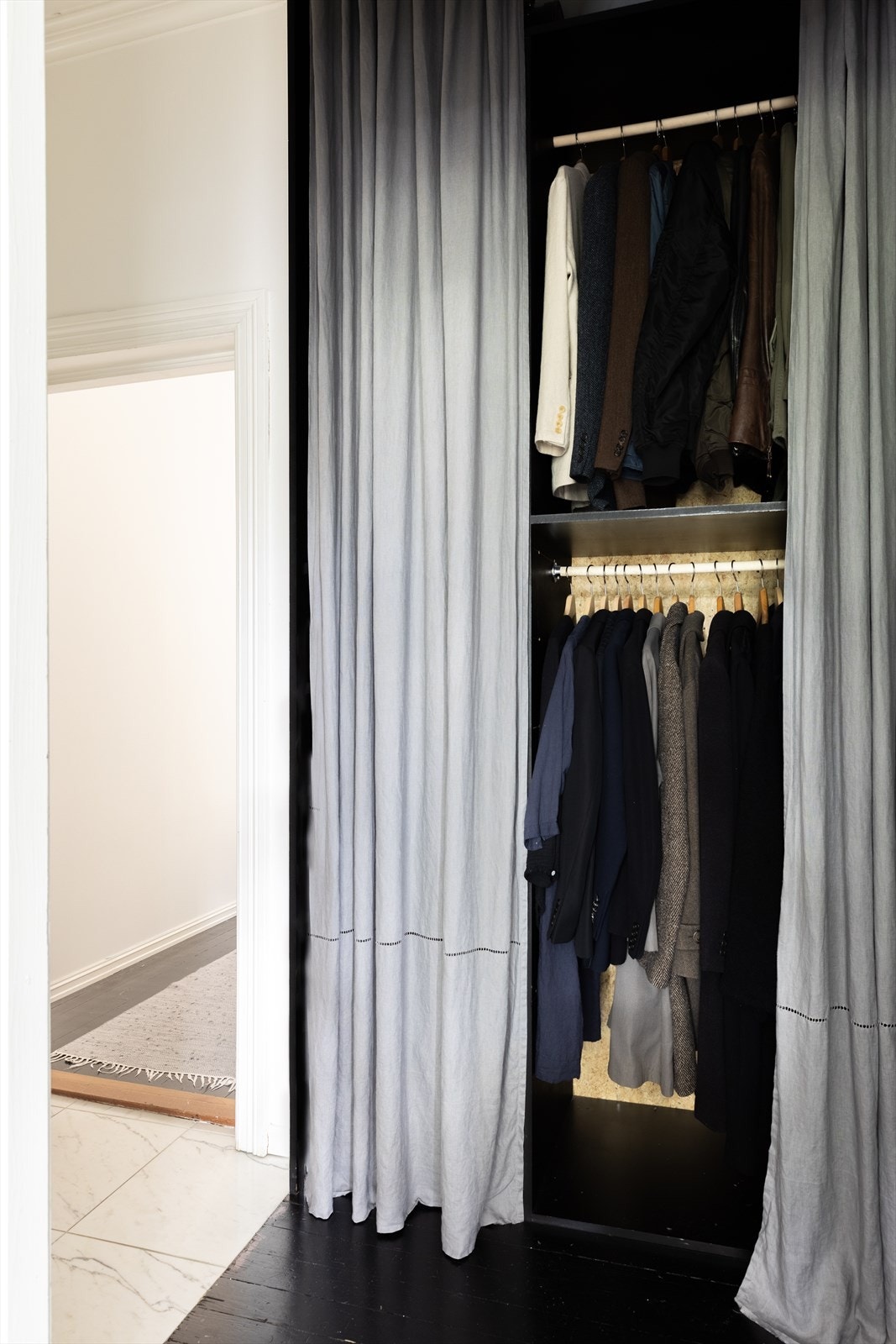 I enden av entréen er det en praktisk, plassbygget garderobe med oppheng og hyller. Til høyre er det en plassbygget bokhylle, som også passer ypperlig som hjemmekontor. Galleribilde