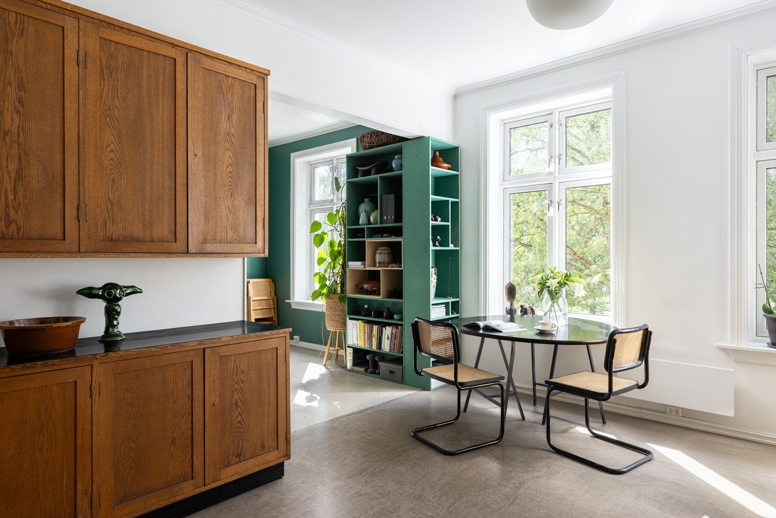 Retro skap tilpasset veggen glir sømløst inn på kjøkkenet, og er med på å skape det gjennomførte utrykket denne leiligheten har. Her får du plass til alt du trenger! Galleribilde