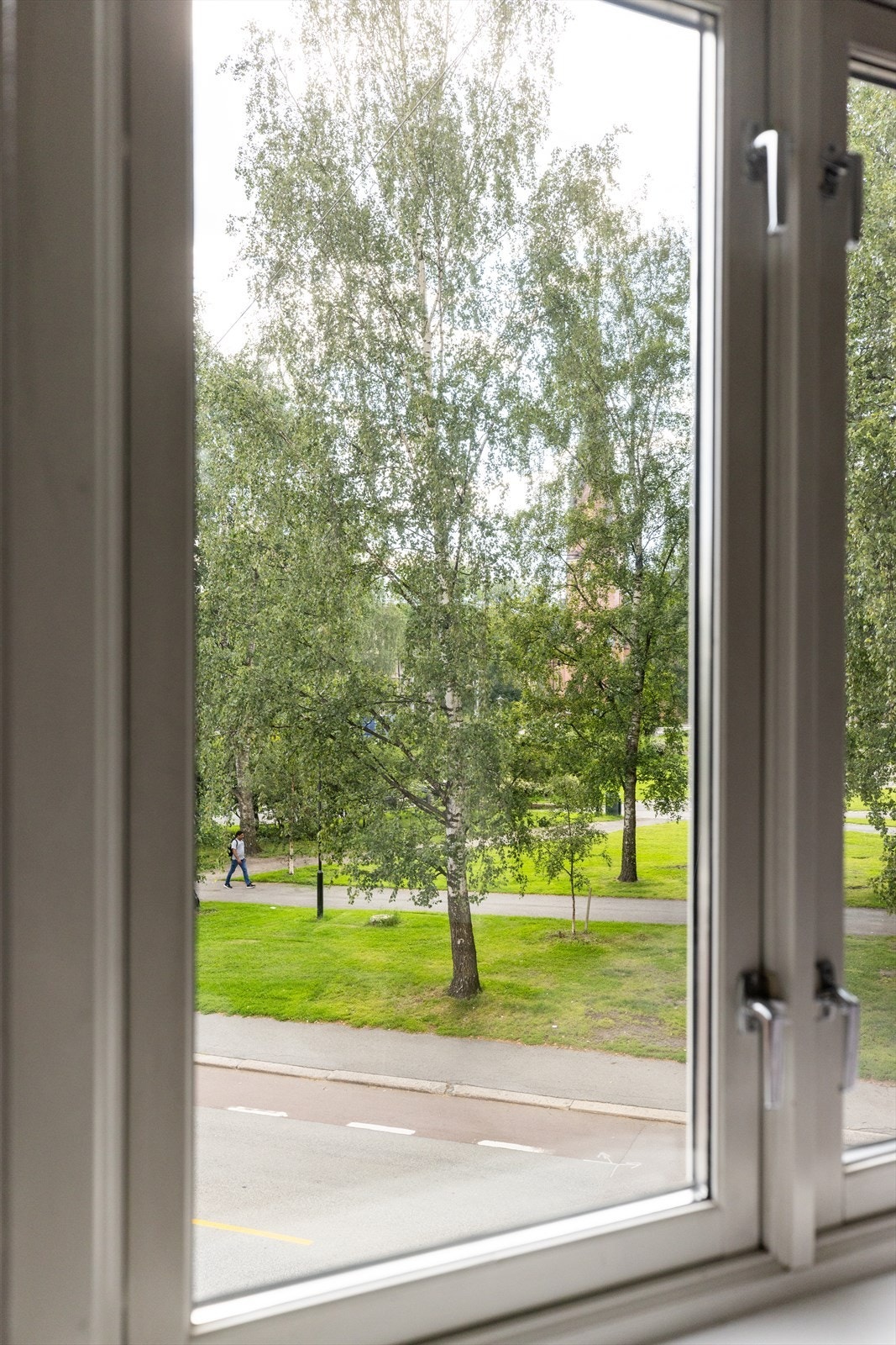 Leiligheten har hele 6 vinduer fordelt på de tre oppholdsrommene som ligger på rekke. Alle 6 vender ut mot Birkelunden parken, med frodig utsyn så langt øyet kan se! Galleribilde