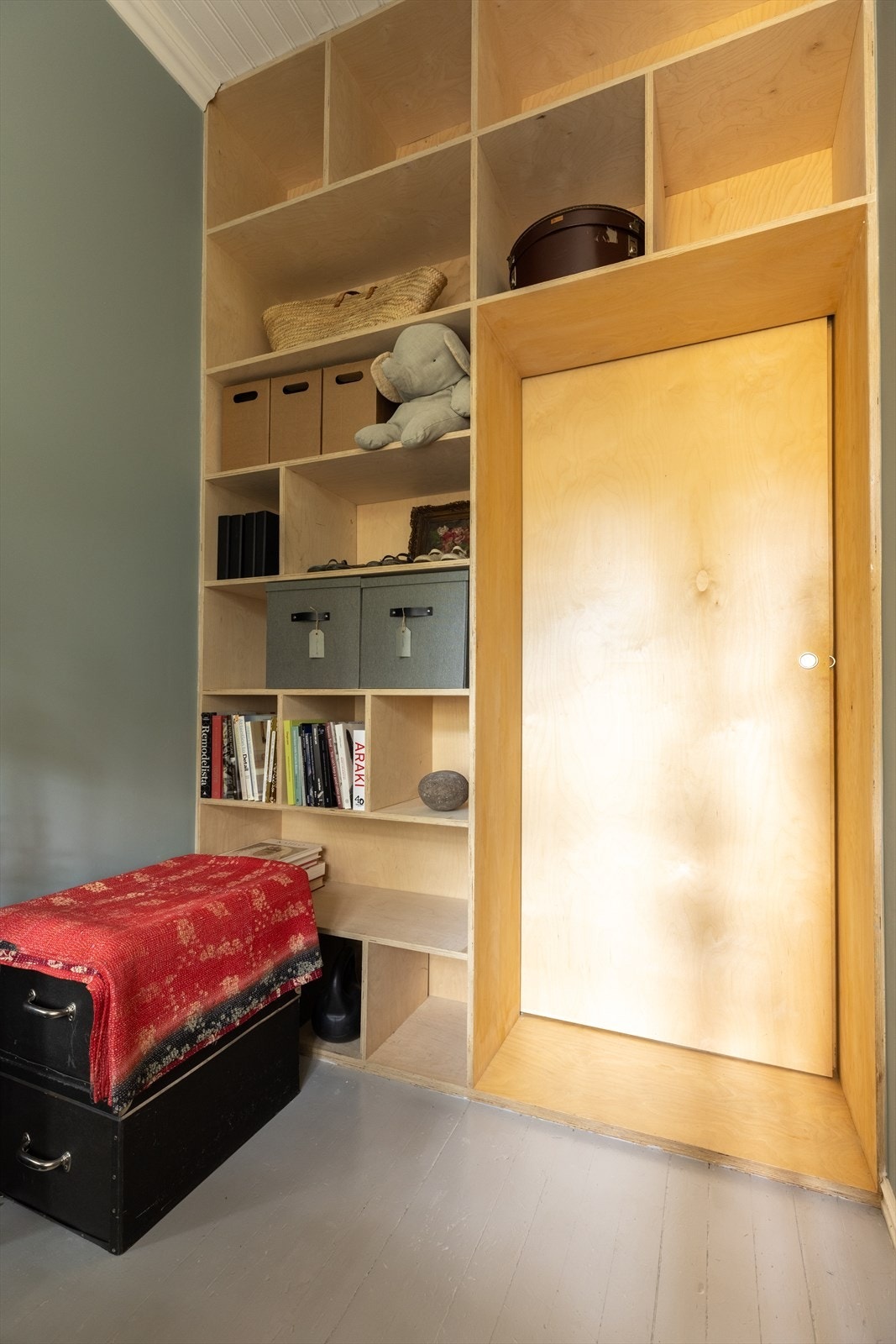 Praktisk, snekkerbygd garderobe-/hylleløsning. Galleribilde
