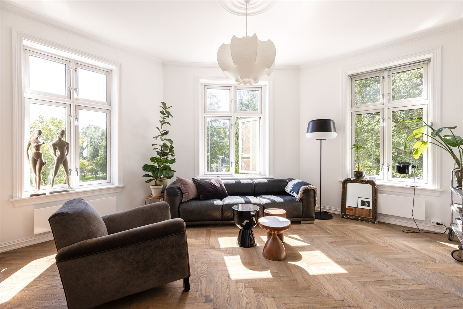 Stuen har god plass til flere sofagrupper og/eller stoler, samt mediemøbel og annet man kan tenke seg. Galleribilde