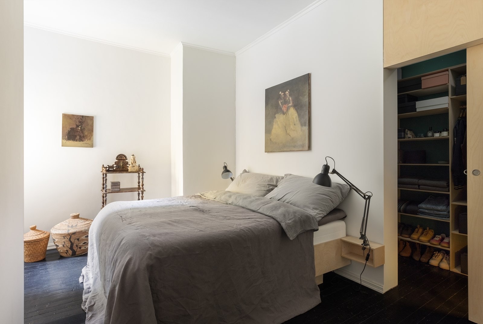 Bak soverommet er det etablert et praktisk walk-in-closet med rikelig oppbevaringsplass. Galleribilde