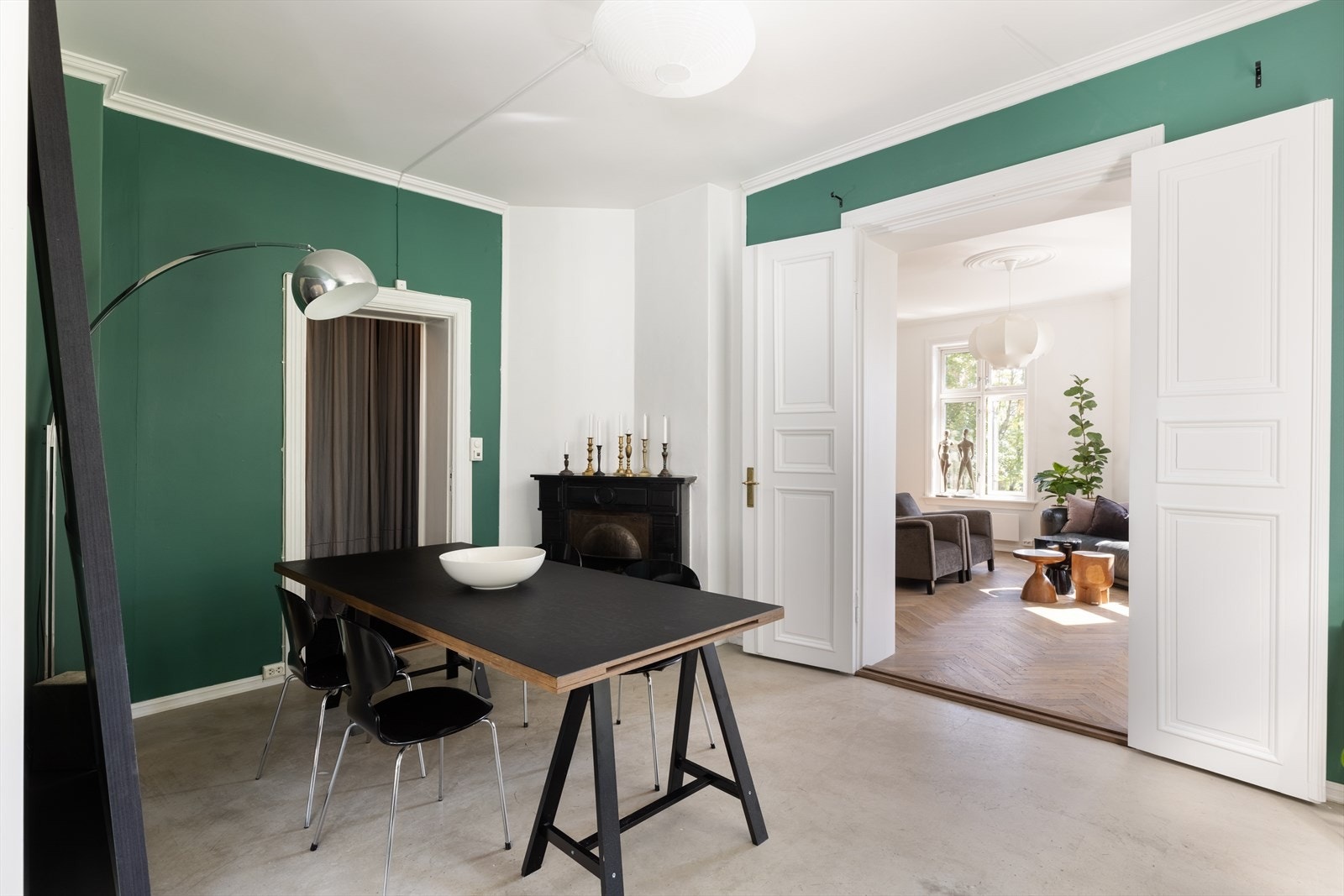 Klassisk peis i spisestuen for kalde vinterkvelder. Her er det også plass til å sette spisebordet på motsatt ende, og sittegruppe ved peisen. Galleribilde
