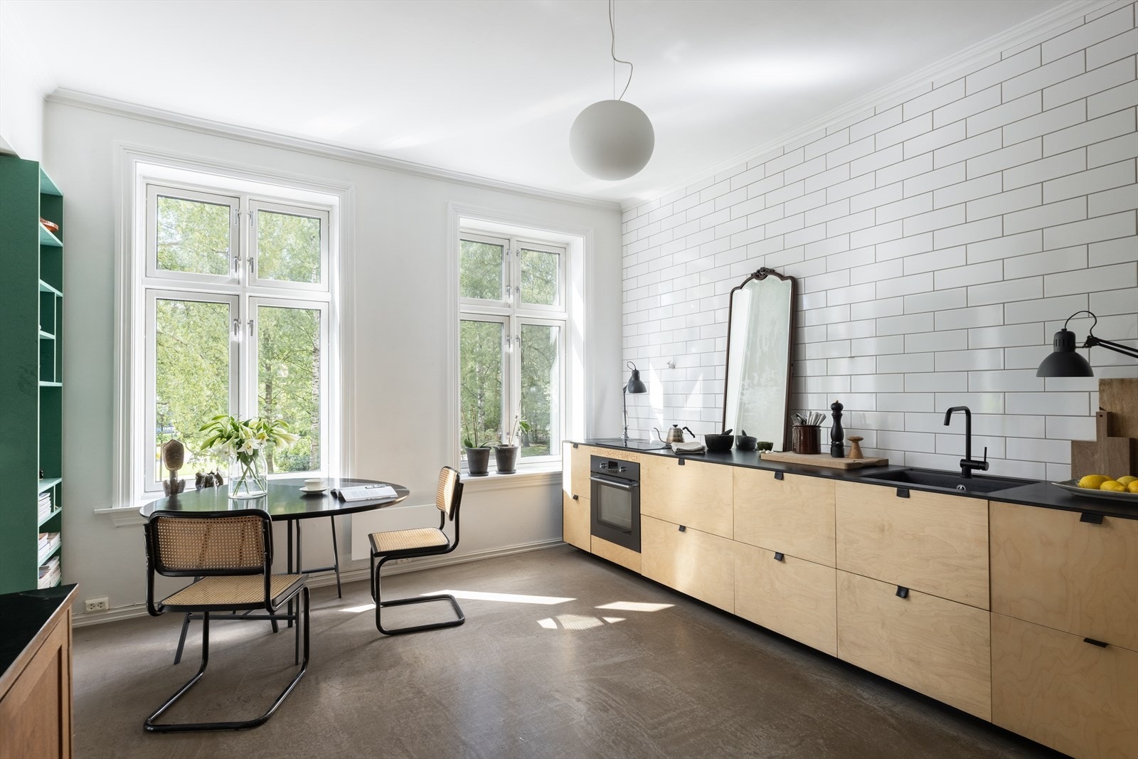 Vinduene på kjøkkenet slipper inn rikelig med naturlig lys og skaper en herlig atmosfære. Galleribilde