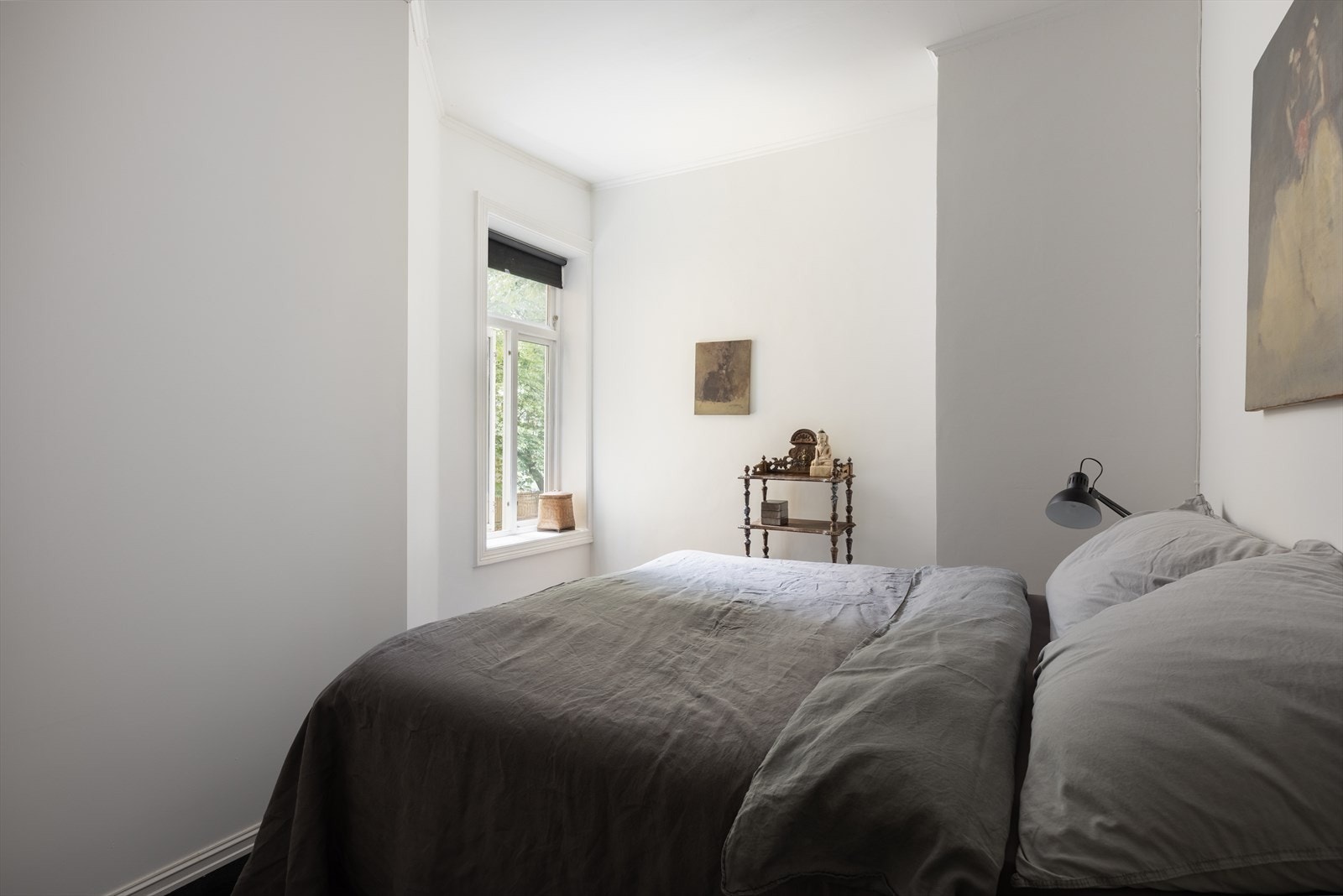 Delikat og tilbaketrukket hovedsoverom, vendt mot rolig bakgård. God plass til hylle/kommode på høyre side. Galleribilde