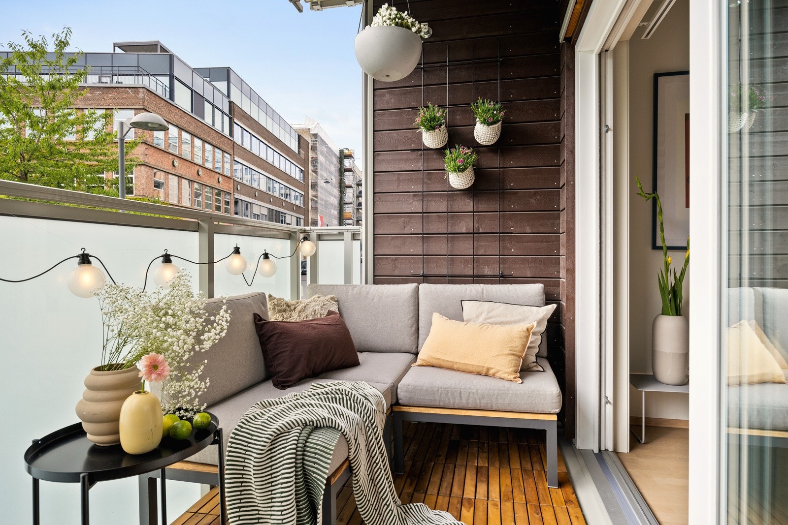 God plass til sittegruppe, grill og annet ønskelig møblement. Galleribilde