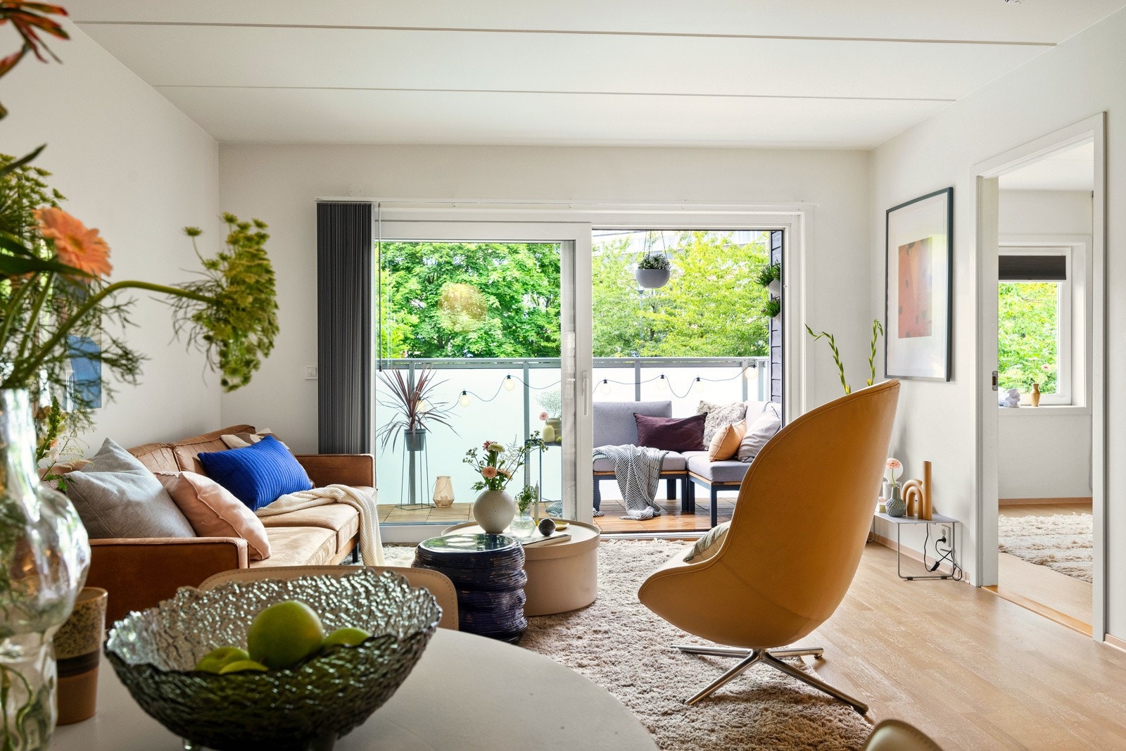 De store vindusflatene slipper inn godt med naturlig lys. Galleribilde
