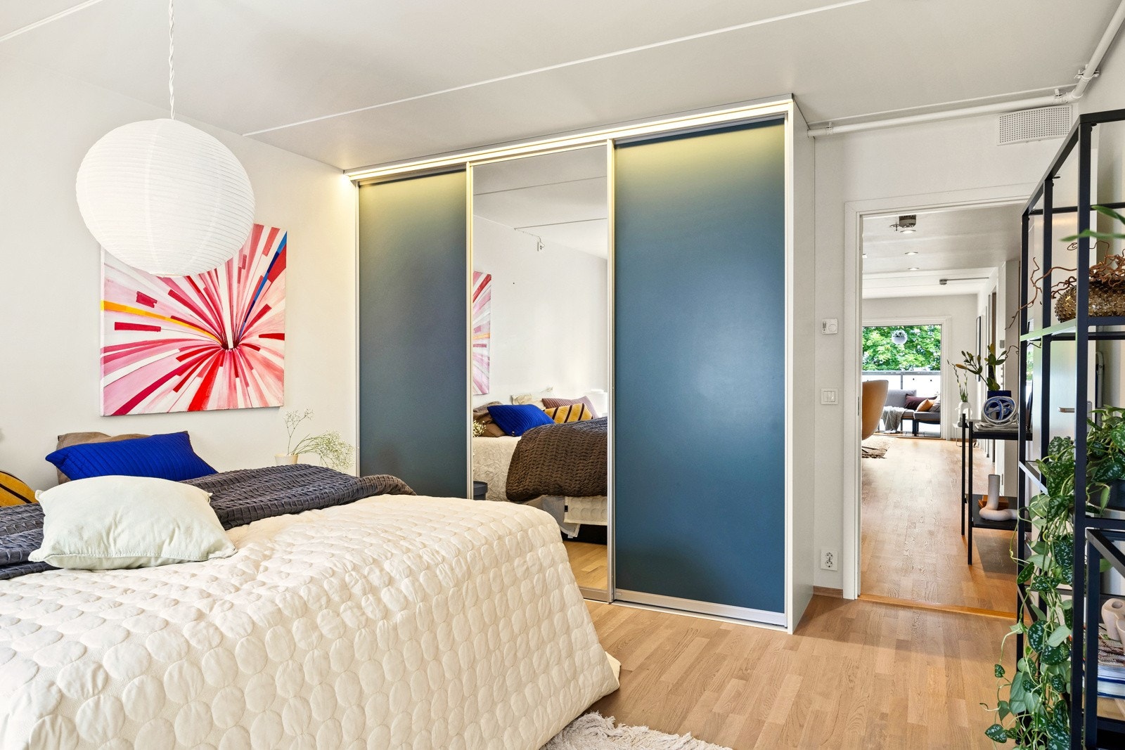 Rikelig med oppbavaringsplass i garderobeskap. Galleribilde