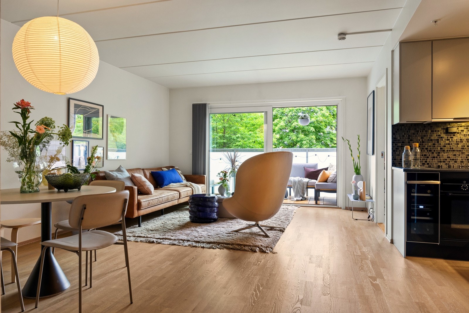 Flere møbleringsmuligheter for sofagruppe og TVbord. Galleribilde