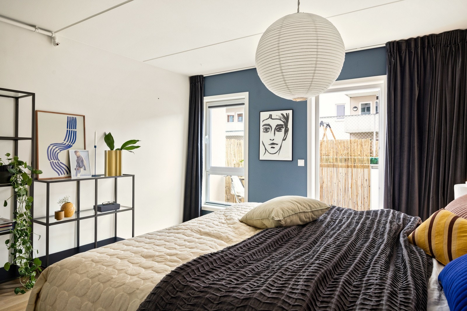 God plass til dobbeltseng, nattbord og annet ønsket møblement. Galleribilde