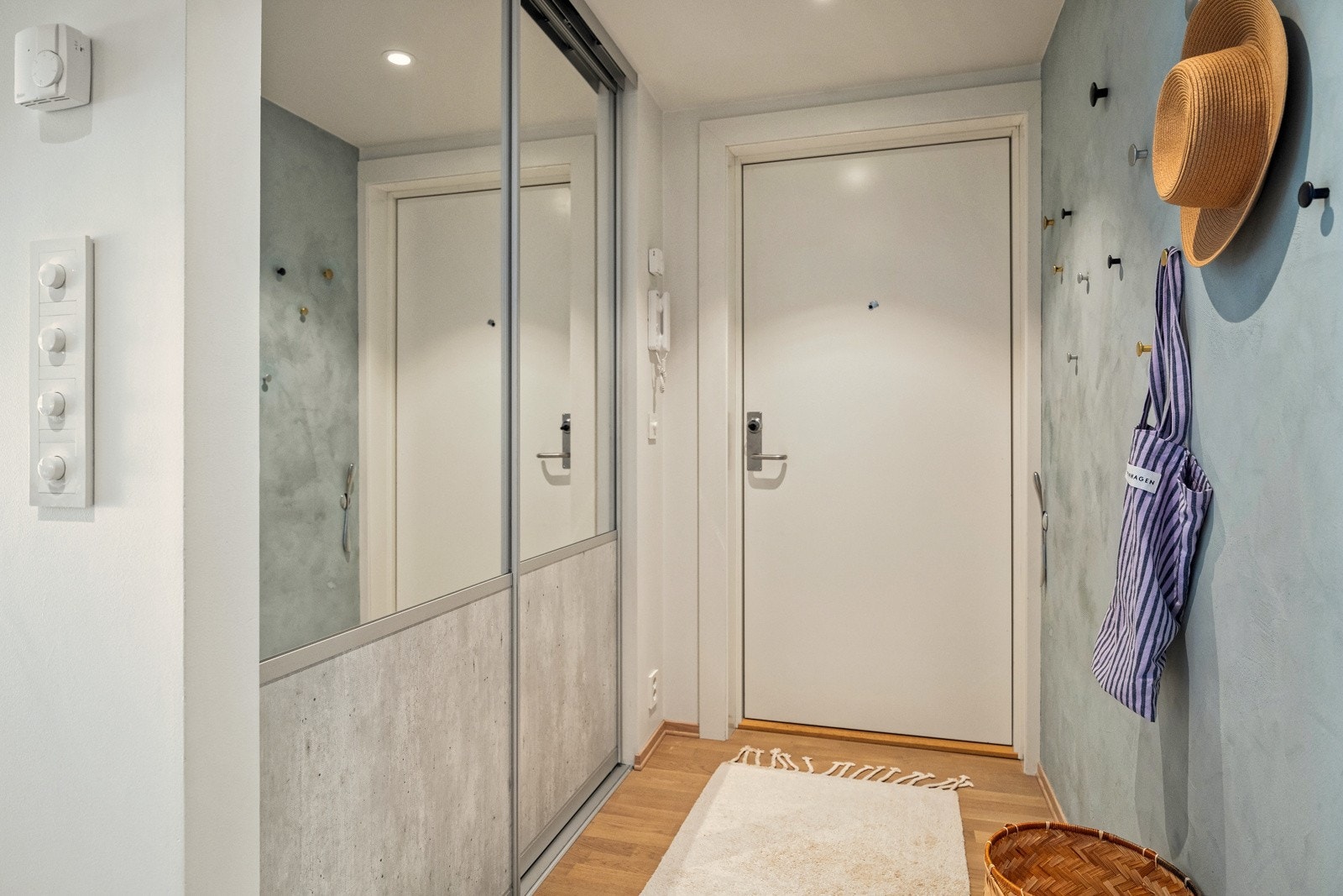 Godt med oppbevaring i skyvedørsgarderobe. Galleribilde