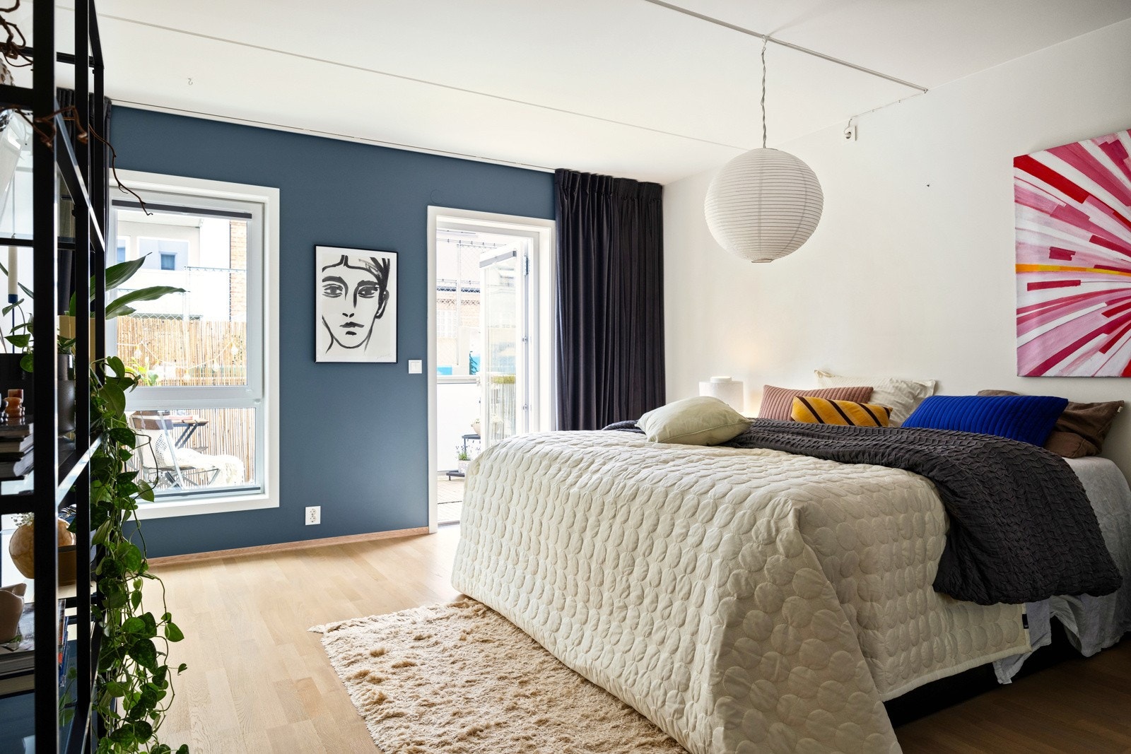 Stort og luftig hovedsoverom. Galleribilde