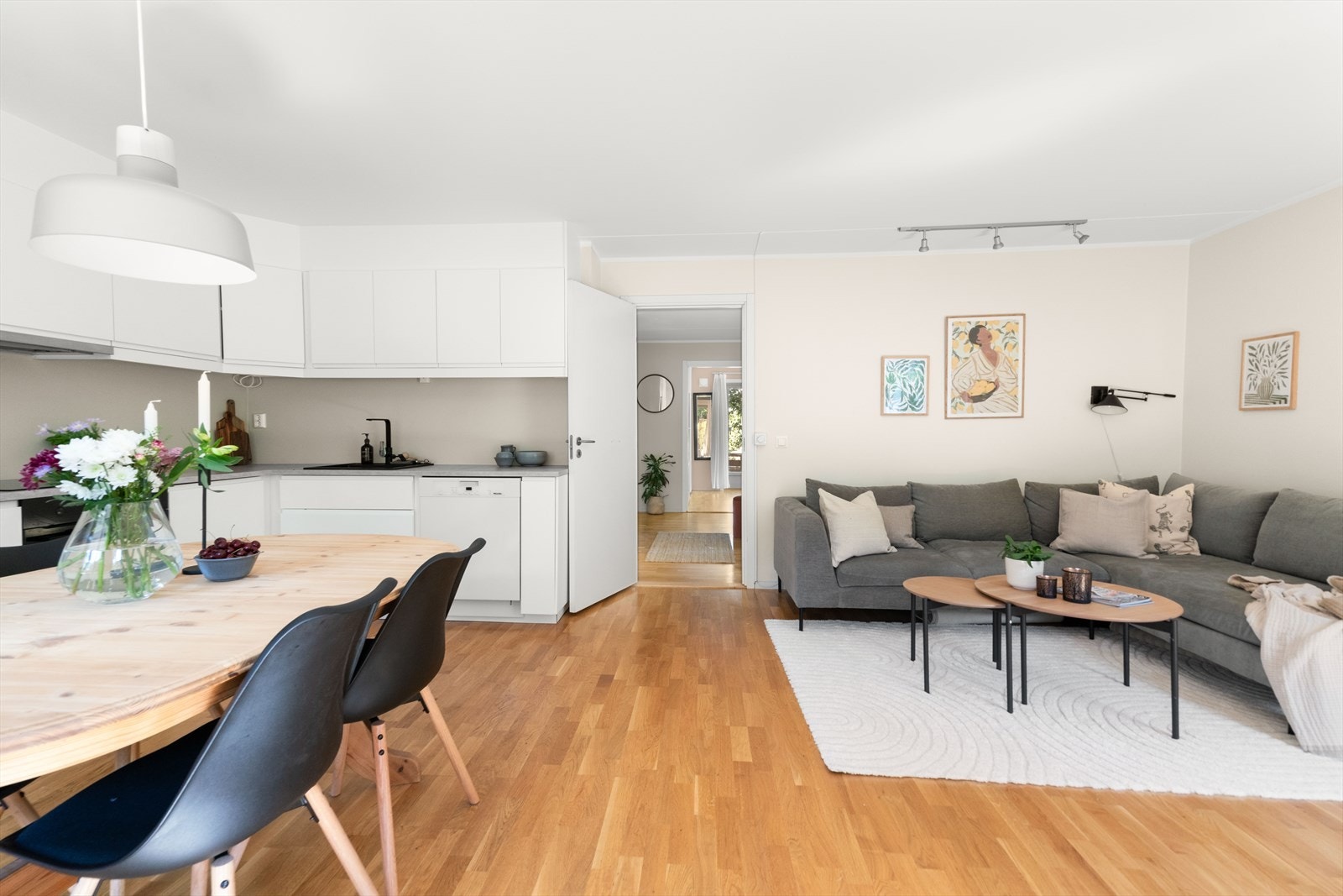 Her er det rikelig med plass til både sofa, spisebord og annet møblement Galleribilde