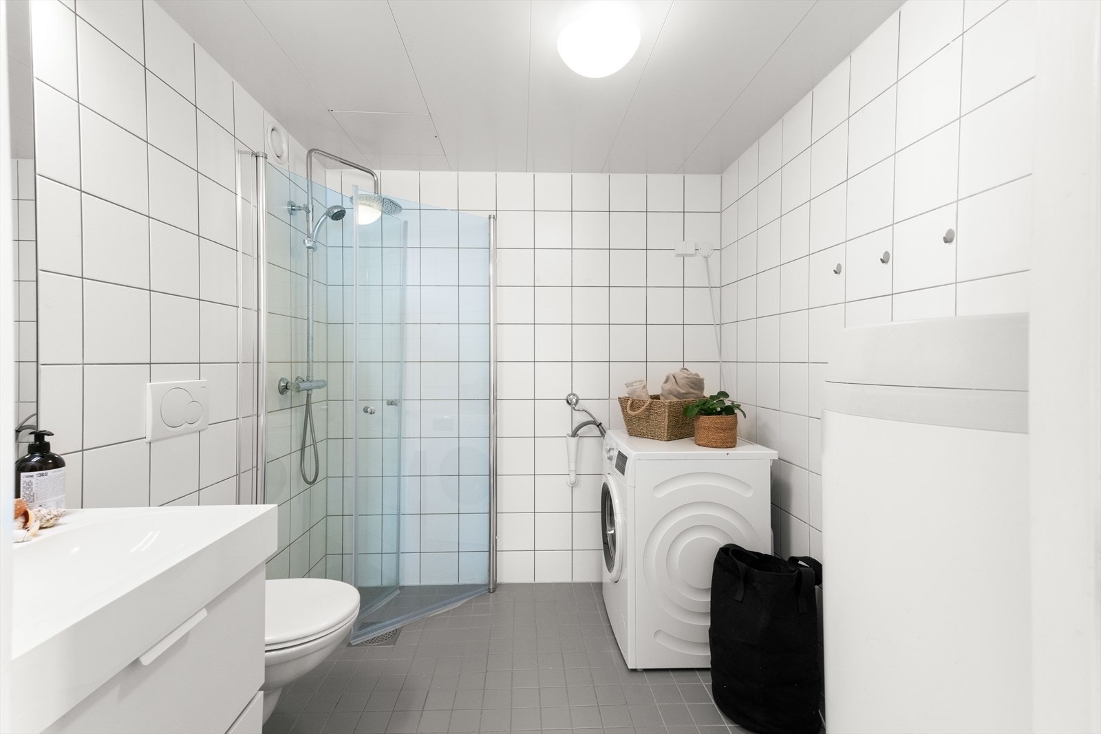 Pent flislagt bad med varmekabler i gulvet. Det er tilkoblet mekanisk avtrekk Galleribilde