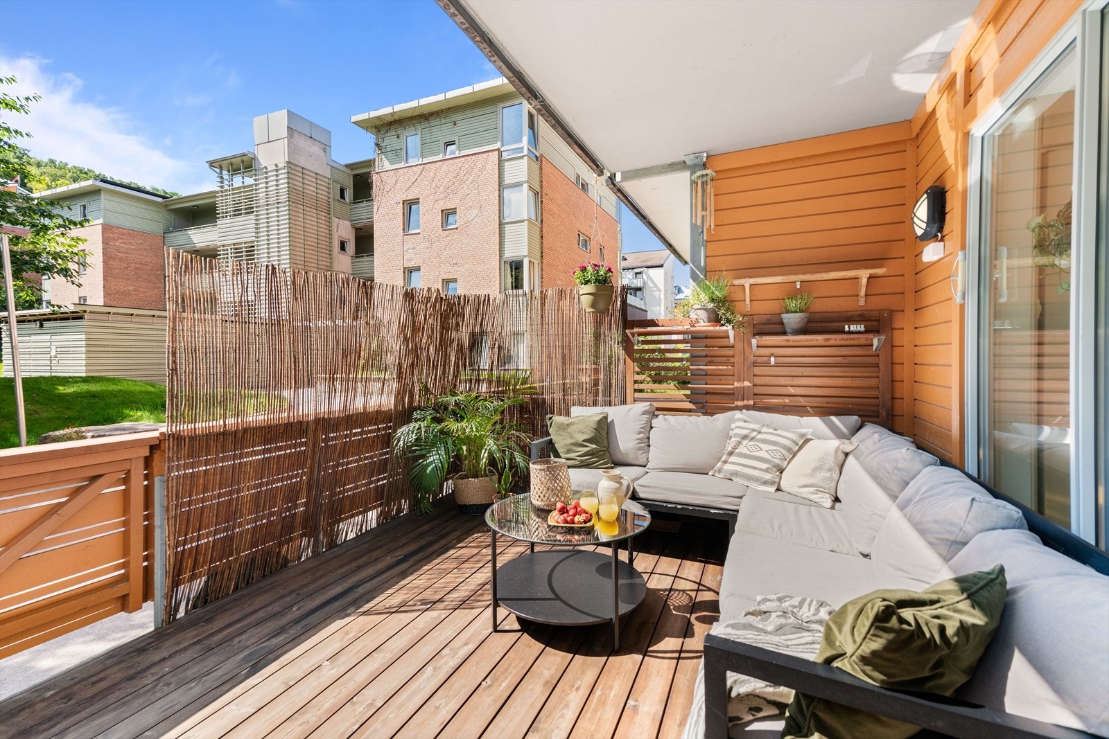 Fra stuen og kjøkkenet er det utgang til en solfylt terrasse på 13 kvm Galleribilde