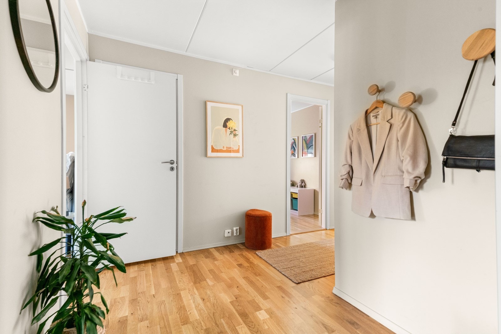 Velkommen til en lys og innbydende entré som gir et god førsteinntrykk av boligen Galleribilde