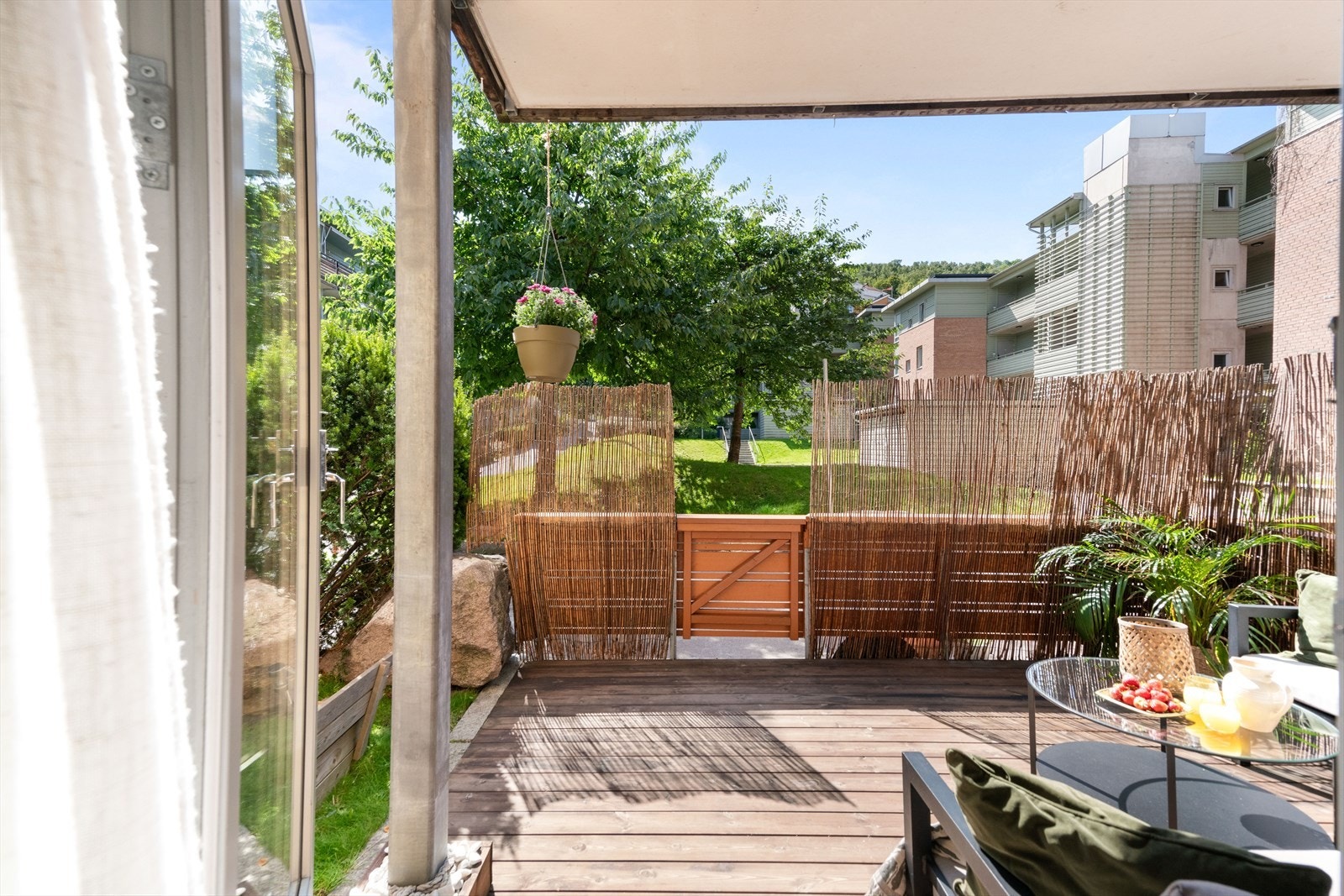 Sørvendt terrasse på 13 kvm vendt mot rolig gårdsrom. Galleribilde