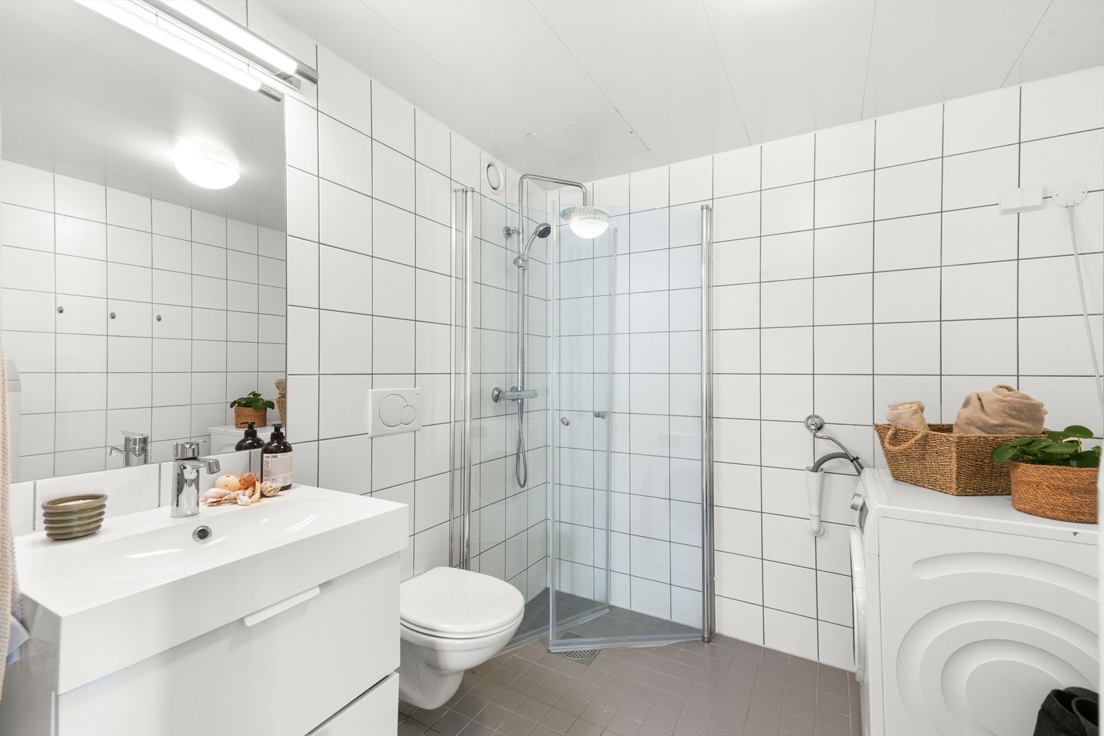 Baderomsinnredningen består av servantskap, dusjsone, toalett og opplegg for vaskemaskin Galleribilde