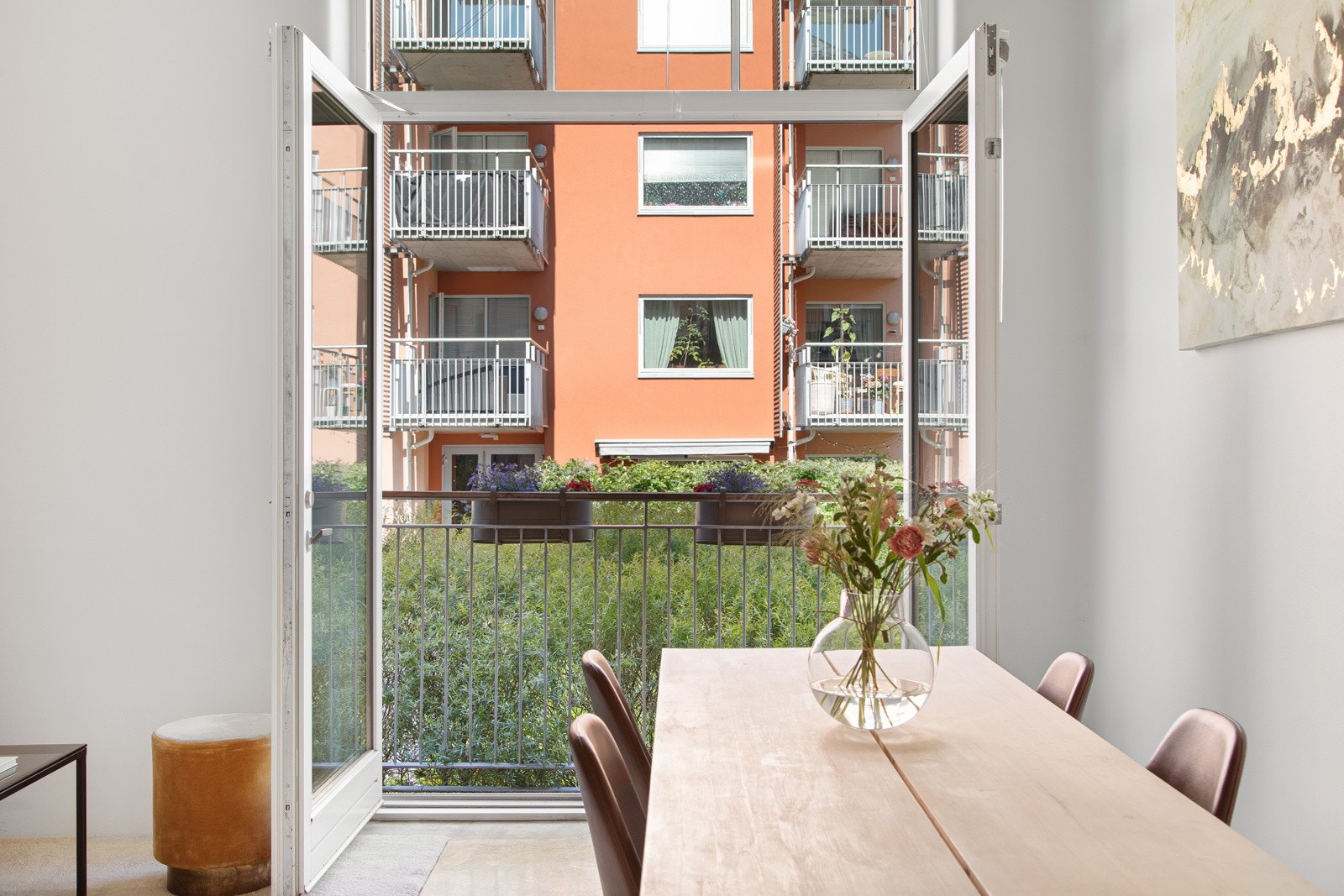 Nydelig fransk balkong med grønt og vidt utsyn Galleribilde