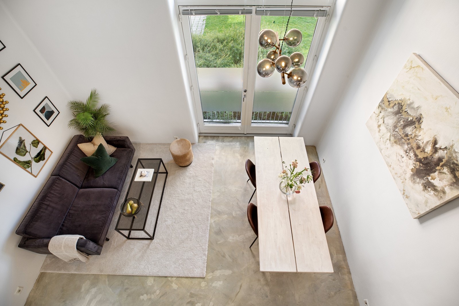 Lys og delikat 2-roms med mesanin og svært god takhøyde Galleribilde