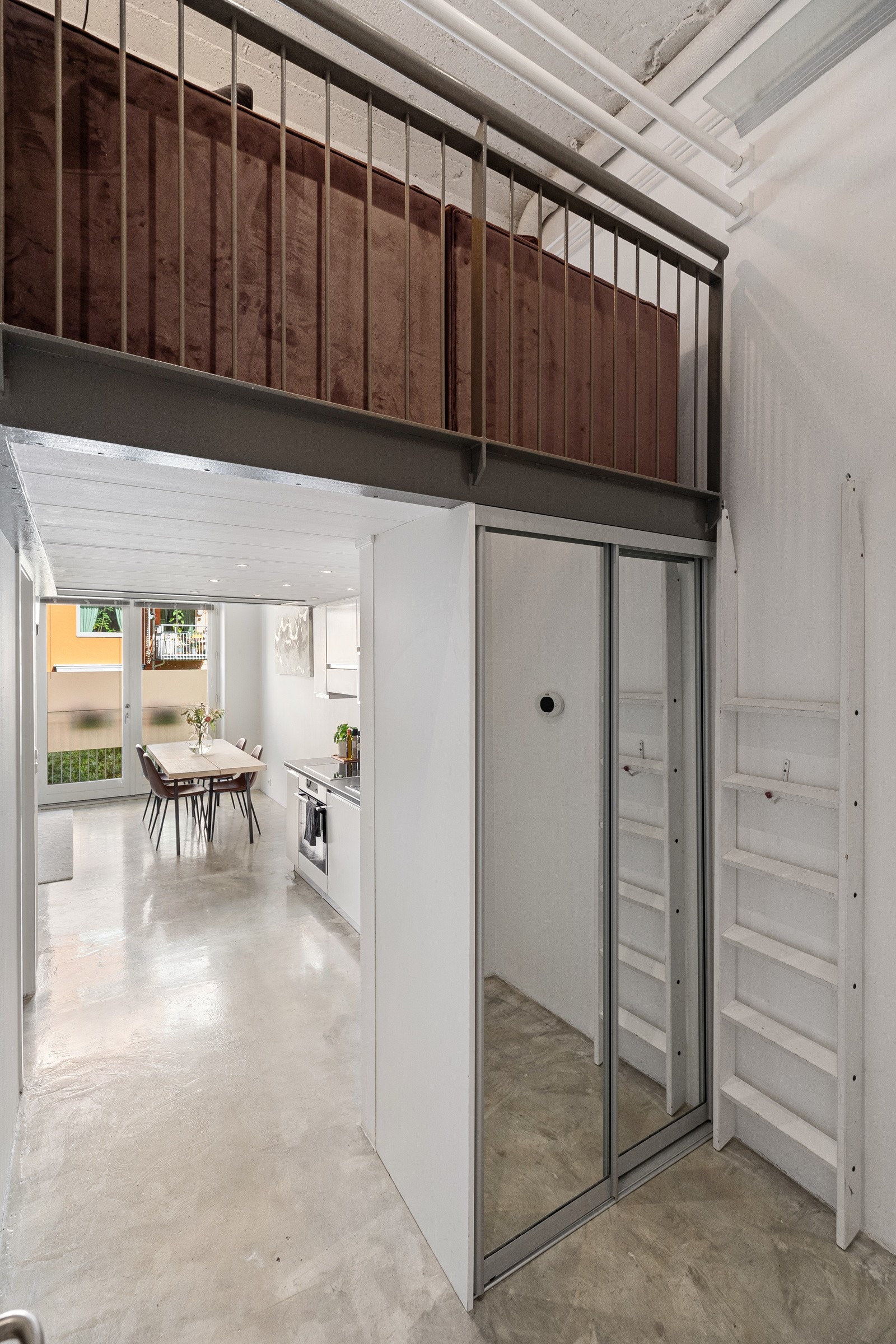 Entré med god plass til oppbevaring av sko og yttertøy i romslig skyvedørsgarderobe Galleribilde