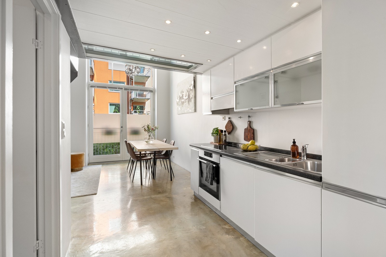 Integrerte hvitvarer fra Gorenje som oppvaskmaskin, stekeovn og platetopp samt kjøl/frys. Avtrekksvifte fra Elica er plassert i overskap Galleribilde