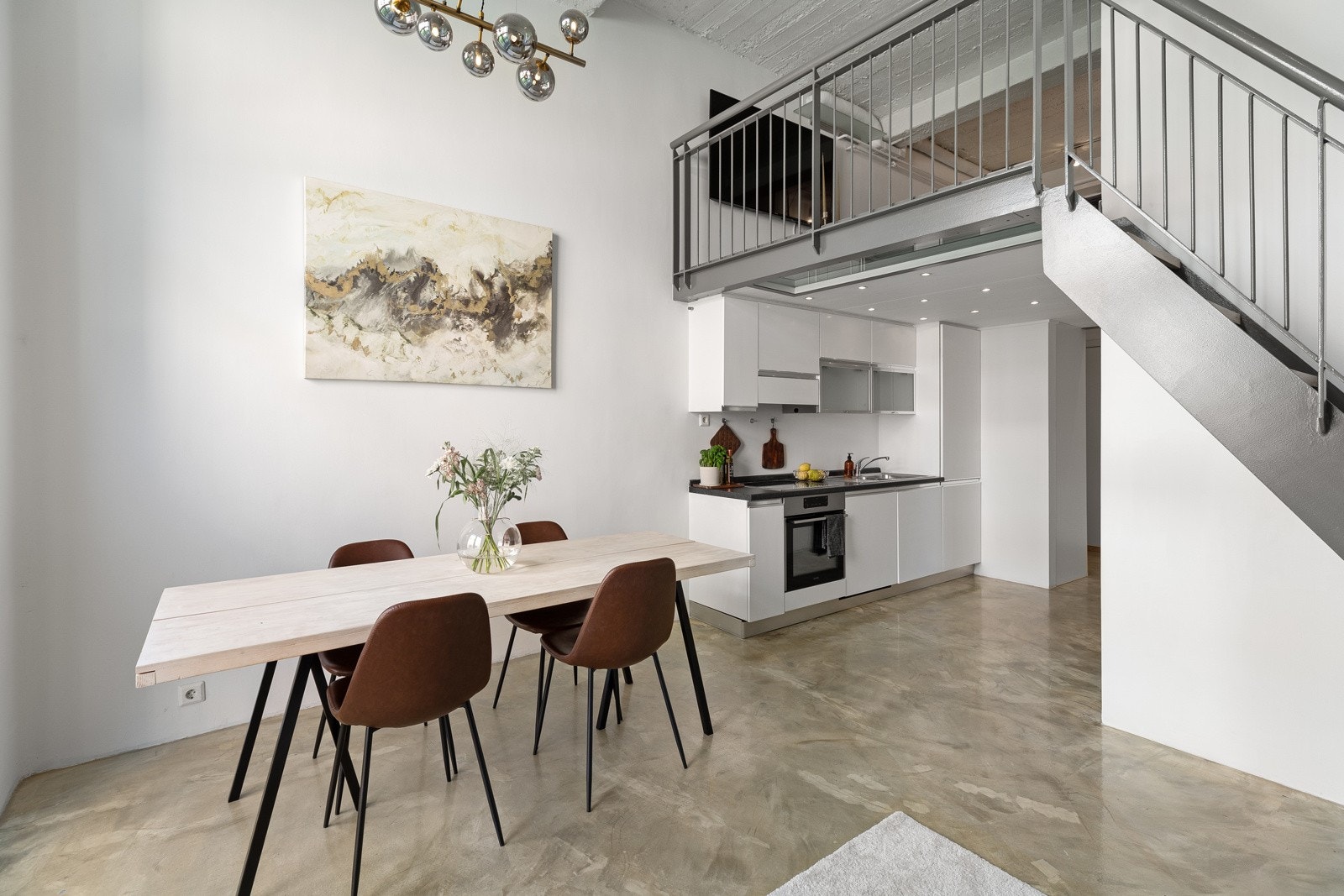 Kjøkkenet fremstår som meget delikat tilpasset og spesialbygd for leiligheten Galleribilde