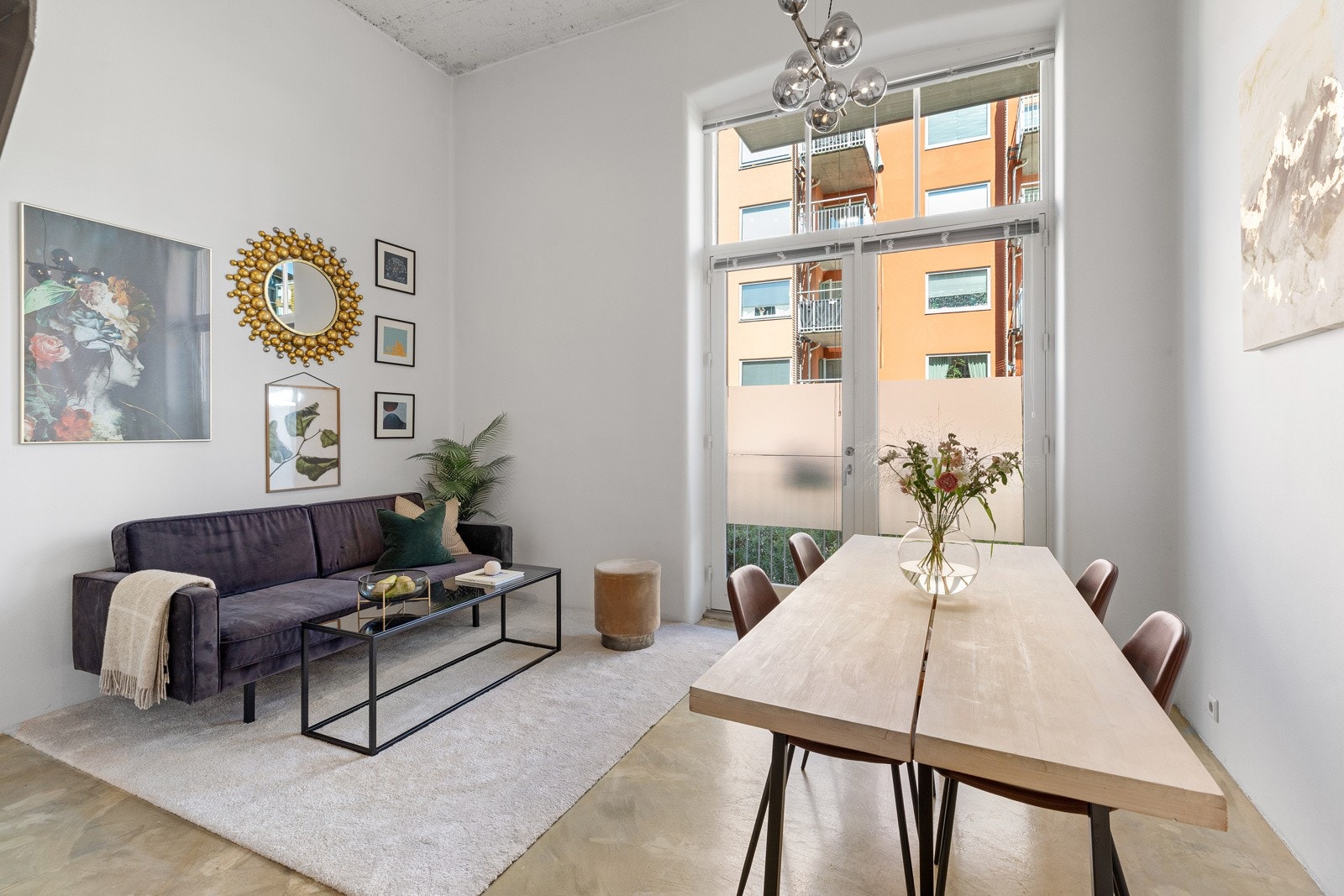 Store vindusflater i kombinasjon med svært god takhøyde er med på å gi en luftig romfølelse Galleribilde