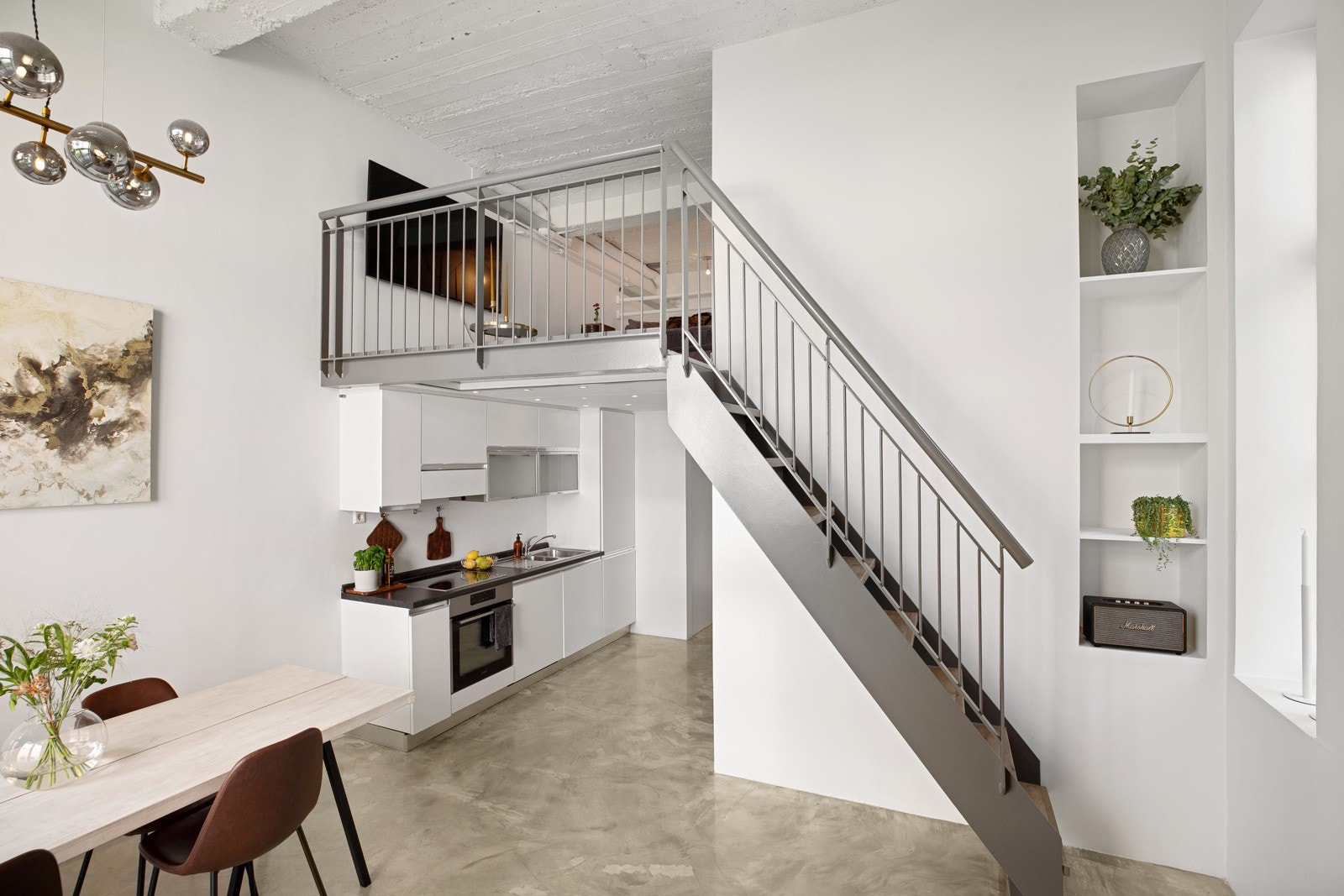 Lys og lekker stue med hems og takhøyde på 3,93 meter Galleribilde