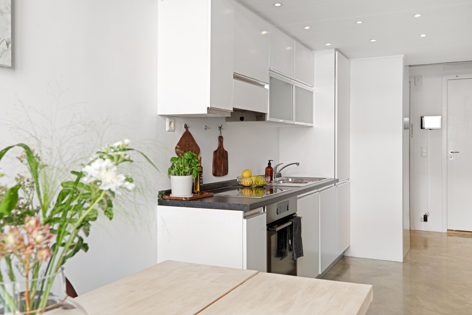 Åpen kjøkkenløsning med lekkert Italiensk kjøkken med integrert oppvaskmaskin og kjøleskap m/frys, softlukk skuffer, keramisk platetopp og komfyr. Hvitevarer fra Gorenje. Galleribilde